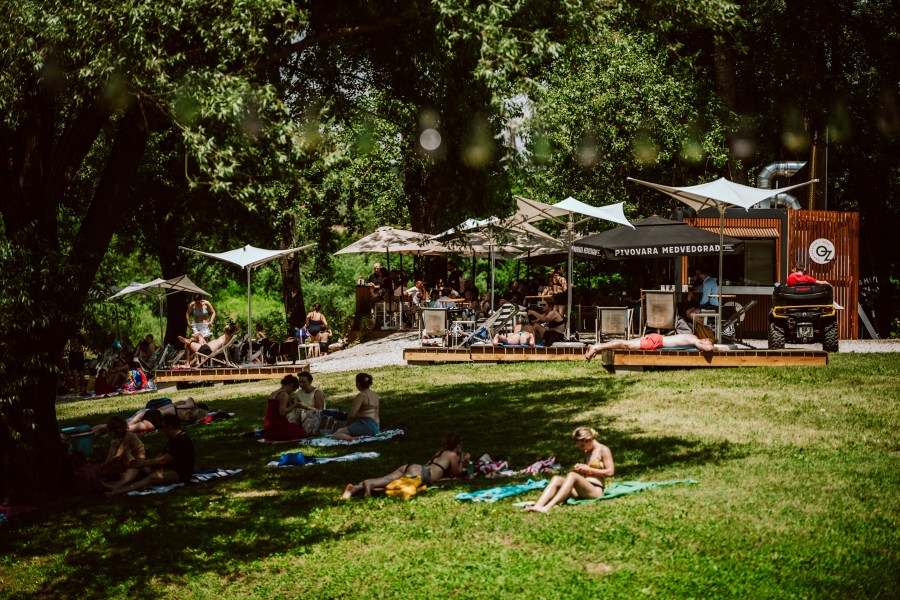 Opuštajući vikend uz rijeku Dnevni boravak na rijeci u Ozlju još traje 