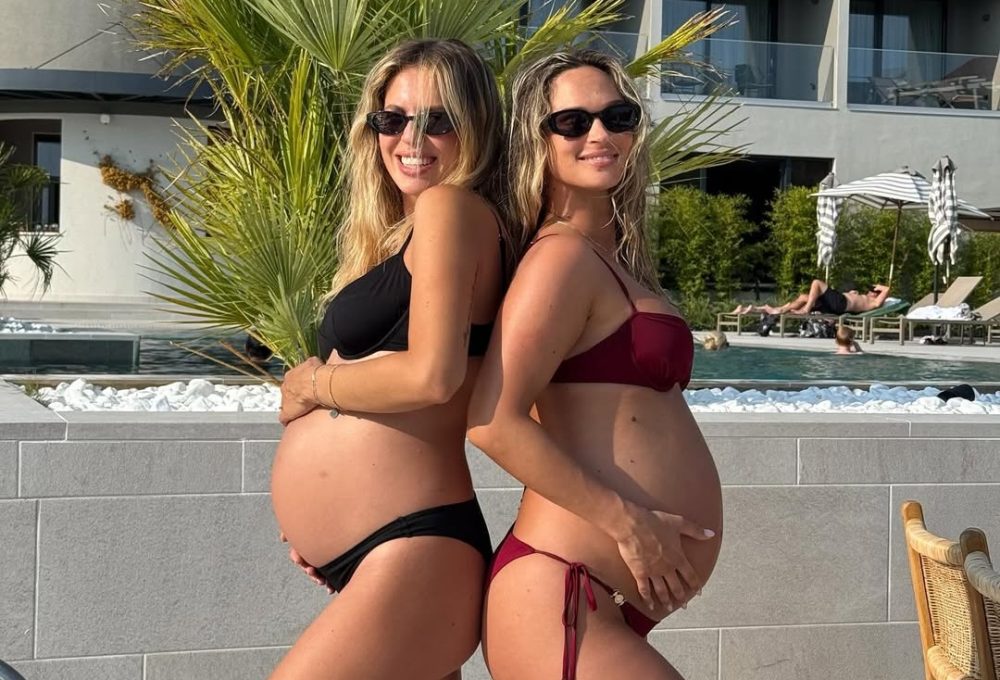 Na fotografijama s odmora u Dalmaciji jasno se vidi posebna povezanost i radost koju donosi ovo jedinstveno životno razdoblje. Obje su odabrale jednostavne, ali efektne bikinije u crnoj i bordo nijansi, naglašavajući prirodnu ljepotu i onaj prepoznatljiv ljetni sjaj trudnica. Osmijesi i ležerna atmosfera otkrivaju koliko uživaju u svakom trenutku, dok u isto vrijeme broje dane do dolaska svojih beba. Ovaj odmor nije samo bijeg na more – on simbolizira prijelazno razdoblje, posljednje ljeto slobode prije nego što u njihove živote uđe nova dimenzija ljubavi i odgovornosti. Romantične šetnje uz more, druženja s prijateljima i zajednički trenuci s partnerima sada imaju još dublje značenje, jer u pozadini svakog osmijeha stoji iščekivanje novog života. Petra i Tina svojim primjerom pokazuju kako trudnoća može biti vrijeme puno energije, ljepote i radosti, a njihovo zajedničko ljetovanje ostaje zapamćeno kao simbol prijateljstva, ženske snage i posebne životne faze koja zrači nekom novom vrstom slobode – slobodom da se s osmijehom krene u najljepšu avanturu roditeljstva.