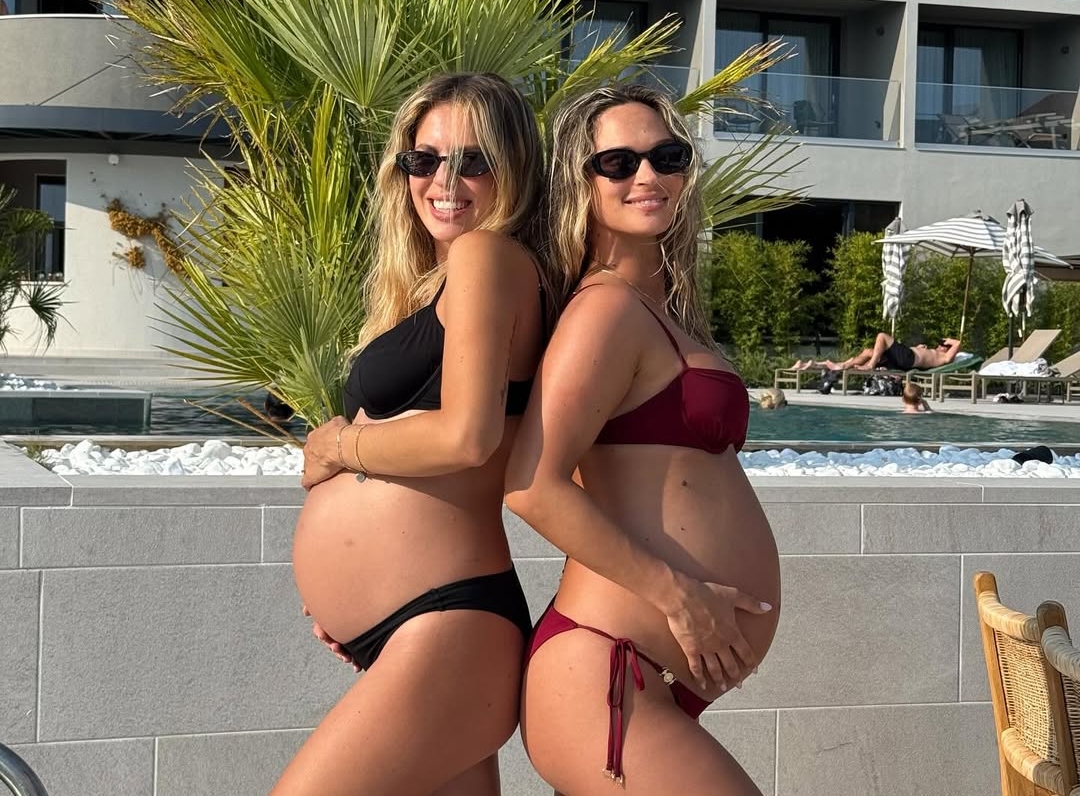 Na fotografijama s odmora u Dalmaciji jasno se vidi posebna povezanost i radost koju donosi ovo jedinstveno životno razdoblje. Obje su odabrale jednostavne, ali efektne bikinije u crnoj i bordo nijansi, naglašavajući prirodnu ljepotu i onaj prepoznatljiv ljetni sjaj trudnica. Osmijesi i ležerna atmosfera otkrivaju koliko uživaju u svakom trenutku, dok u isto vrijeme broje dane do dolaska svojih beba. Ovaj odmor nije samo bijeg na more – on simbolizira prijelazno razdoblje, posljednje ljeto slobode prije nego što u njihove živote uđe nova dimenzija ljubavi i odgovornosti. Romantične šetnje uz more, druženja s prijateljima i zajednički trenuci s partnerima sada imaju još dublje značenje, jer u pozadini svakog osmijeha stoji iščekivanje novog života. Petra i Tina svojim primjerom pokazuju kako trudnoća može biti vrijeme puno energije, ljepote i radosti, a njihovo zajedničko ljetovanje ostaje zapamćeno kao simbol prijateljstva, ženske snage i posebne životne faze koja zrači nekom novom vrstom slobode – slobodom da se s osmijehom krene u najljepšu avanturu roditeljstva.