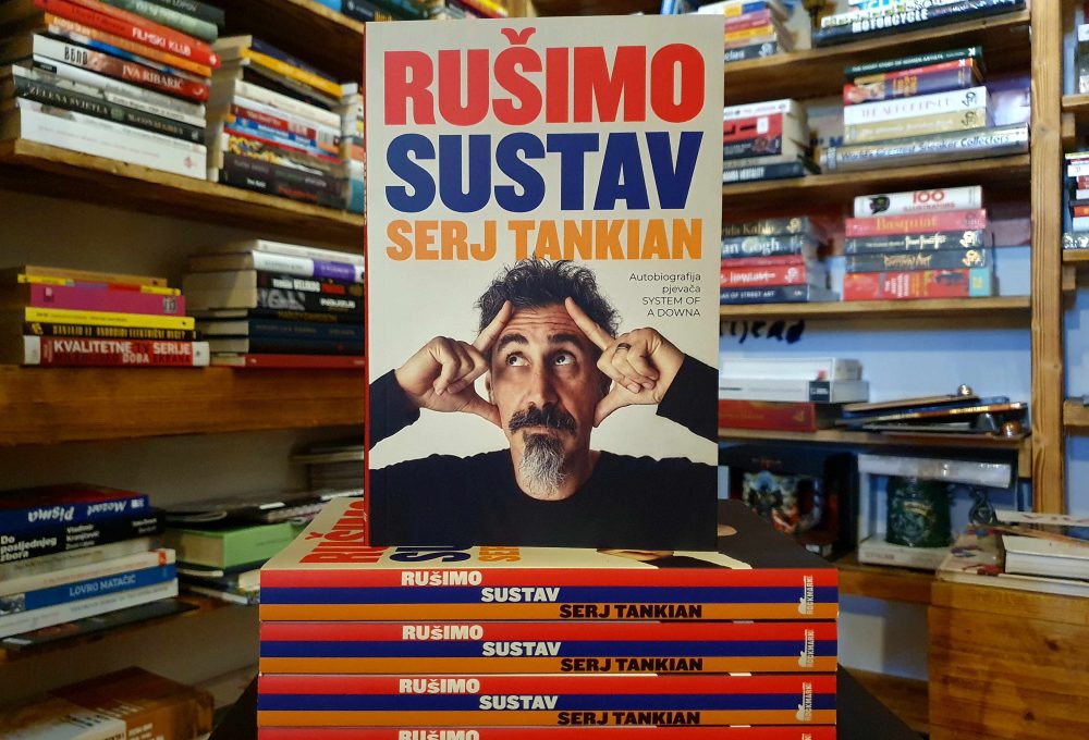 rock, System of a Down, Serj Tankian, autobiografija, Rušimo sustav, glazba, metal, alternativni rock, koncerti, turneja, Grammy, Billboard, aktivizam, umjetnost, društvena pravda, armenski genocid, New York Times bestseller, The Sunday Times, Rockmark, hrvatski prijevod, kultura, lifestyle, inspiracija, bendovi, muzička scena, albumi, glazbeni hitovi, politika, kreativnost, kreativni proces, putovanja, autobiografije, rock zvijezde, američki san, Beirut, Kalifornija, prava, pravni fakultet, odustajanje, životna odluka, utjecaj, kreativni izraz, glazbenici, frontmen, vokal, pjesme, tekstovi, metal scena, alternativni metal, fanovi, zajednica, kultna glazba, povijest glazbe, kulturni utjecaj, društvene teme, globalna pitanja, kapitalizam, nejednakost, umjetnički rad, solo projekti, bend, turneje, albumi, glazbena industrija, kreativni život, autobiografski roman, fotografije, privatni album, inspirativno, motivacija, životna priča, društvena svijest, angažman, politička svjesnost, edukacija, medijska pažnja, intervju, knjiga, bestseller, književnost, recenzija knjige, novi naslov, čitanje, preporuka knjige, lifestyle portal, rock kultura, alternative, muzički festival, poznati bend, mladi glazbenici, utjecajna autobiografija, kreativni životni put, životna filozofija, izvanredna priča, globalni aktivizam, emocionalna priča, kulturna baština, osobni razvoj, umjetnički angažman, rock legenda, popularna kultura, rock zvuk, politički angažman, inspirativna knjiga, autobiografski hit, kultni frontmen, životna transformacija.