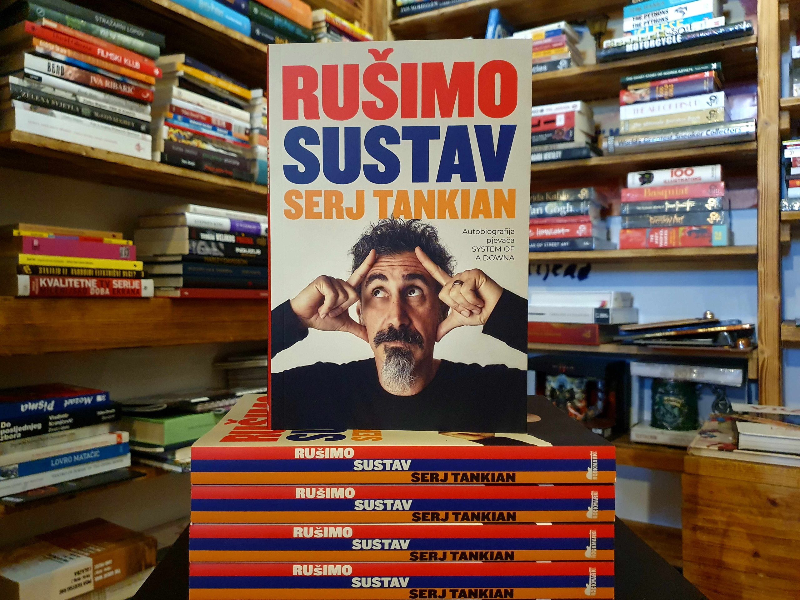 rock, System of a Down, Serj Tankian, autobiografija, Rušimo sustav, glazba, metal, alternativni rock, koncerti, turneja, Grammy, Billboard, aktivizam, umjetnost, društvena pravda, armenski genocid, New York Times bestseller, The Sunday Times, Rockmark, hrvatski prijevod, kultura, lifestyle, inspiracija, bendovi, muzička scena, albumi, glazbeni hitovi, politika, kreativnost, kreativni proces, putovanja, autobiografije, rock zvijezde, američki san, Beirut, Kalifornija, prava, pravni fakultet, odustajanje, životna odluka, utjecaj, kreativni izraz, glazbenici, frontmen, vokal, pjesme, tekstovi, metal scena, alternativni metal, fanovi, zajednica, kultna glazba, povijest glazbe, kulturni utjecaj, društvene teme, globalna pitanja, kapitalizam, nejednakost, umjetnički rad, solo projekti, bend, turneje, albumi, glazbena industrija, kreativni život, autobiografski roman, fotografije, privatni album, inspirativno, motivacija, životna priča, društvena svijest, angažman, politička svjesnost, edukacija, medijska pažnja, intervju, knjiga, bestseller, književnost, recenzija knjige, novi naslov, čitanje, preporuka knjige, lifestyle portal, rock kultura, alternative, muzički festival, poznati bend, mladi glazbenici, utjecajna autobiografija, kreativni životni put, životna filozofija, izvanredna priča, globalni aktivizam, emocionalna priča, kulturna baština, osobni razvoj, umjetnički angažman, rock legenda, popularna kultura, rock zvuk, politički angažman, inspirativna knjiga, autobiografski hit, kultni frontmen, životna transformacija.