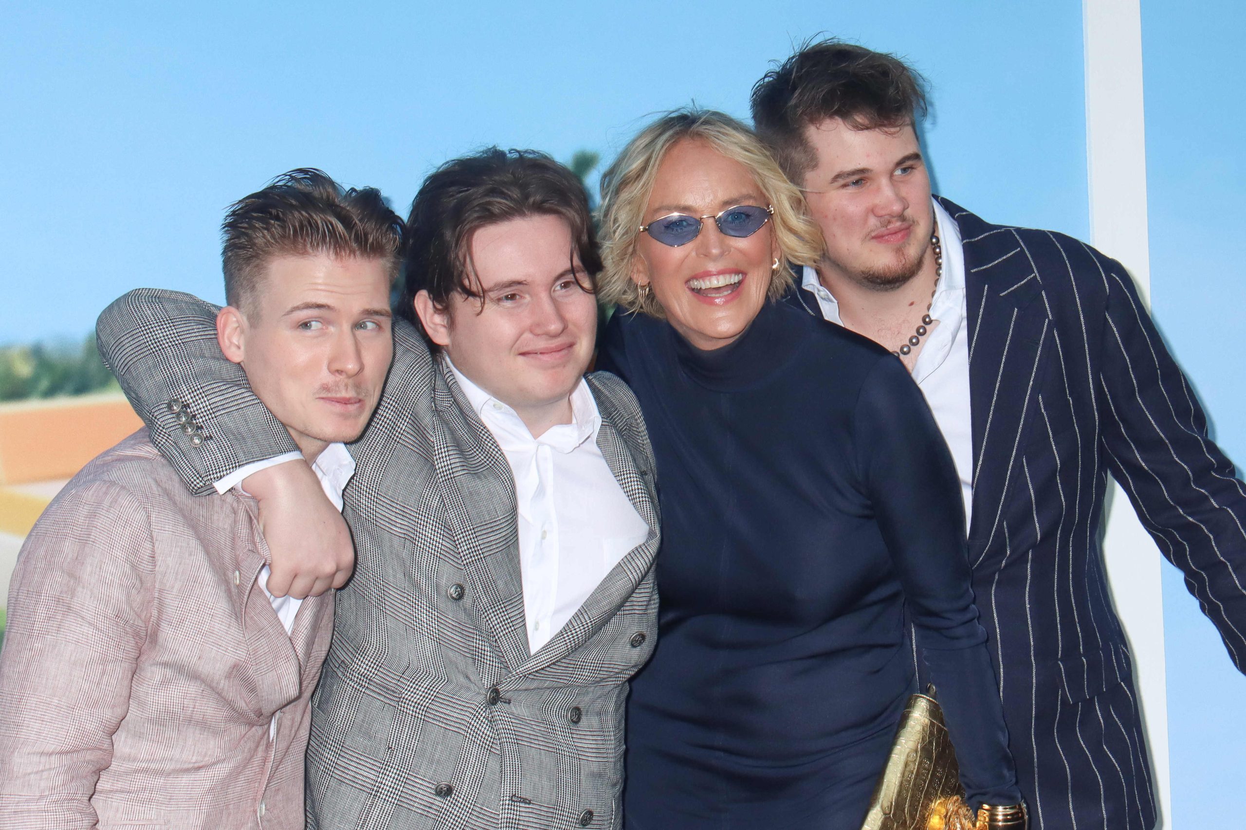 Sharon Stone iznenadila pojavom sa svoja tri sina na crvenom tepihu Hello Magazine Croatia