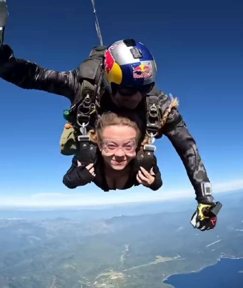 Sydney Sweeney skočila padobranom s 3000 metara Hello Magazin Croatia