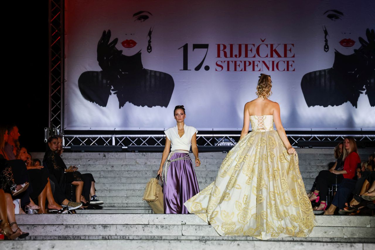 Nikad viđeno u Hrvatskoj; dvosatni spektakl Riječkih stepenica nadmašio sva očekivanja: 17 revija nosile Marinela Grljušić, Ema Gračan, Lucija Begić, poznata lica u publici 
