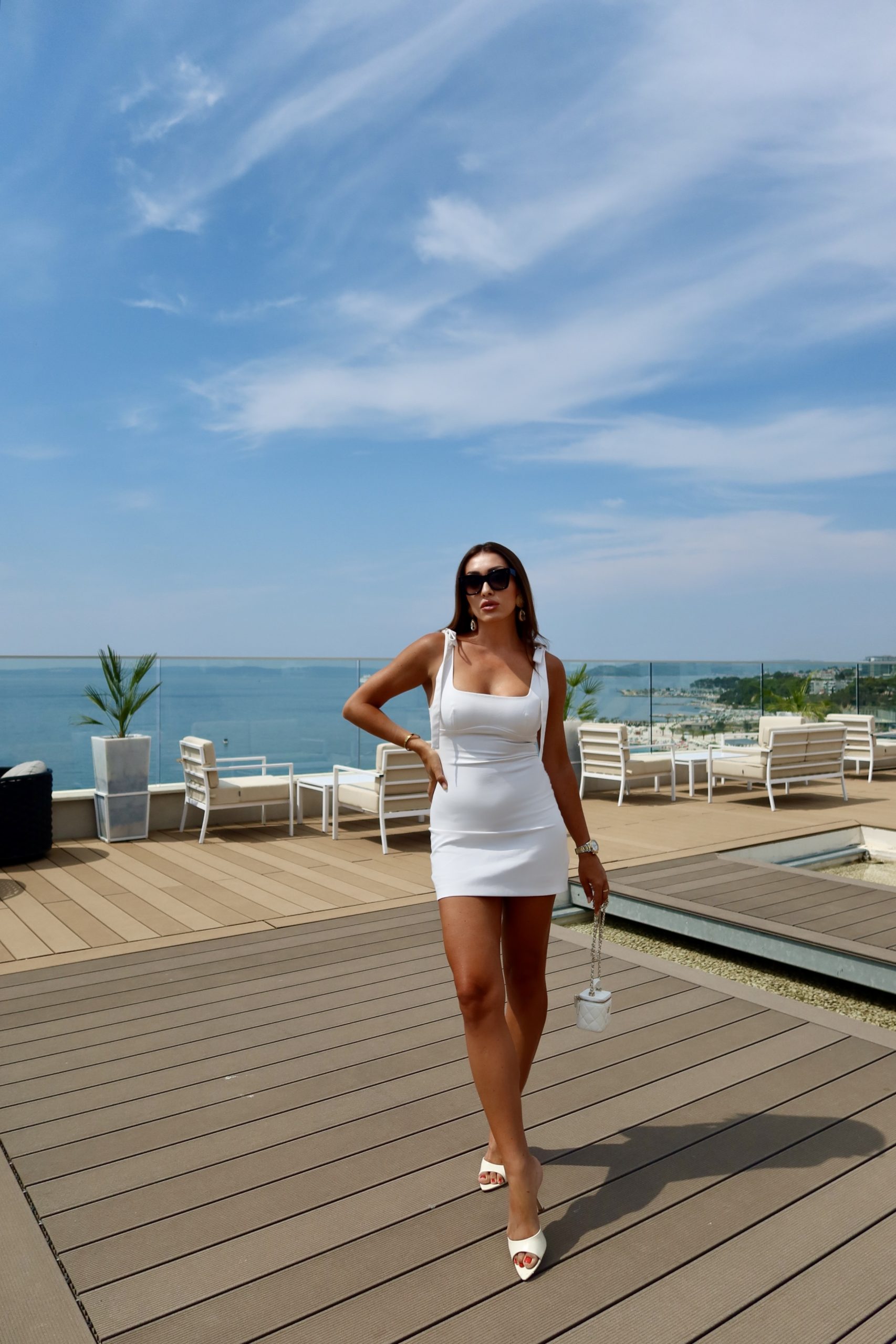 hana hadžijavdagić tabaković u bijeloj mini haljini pokazala obline zbog kojih je nemoguće skinuti pogled