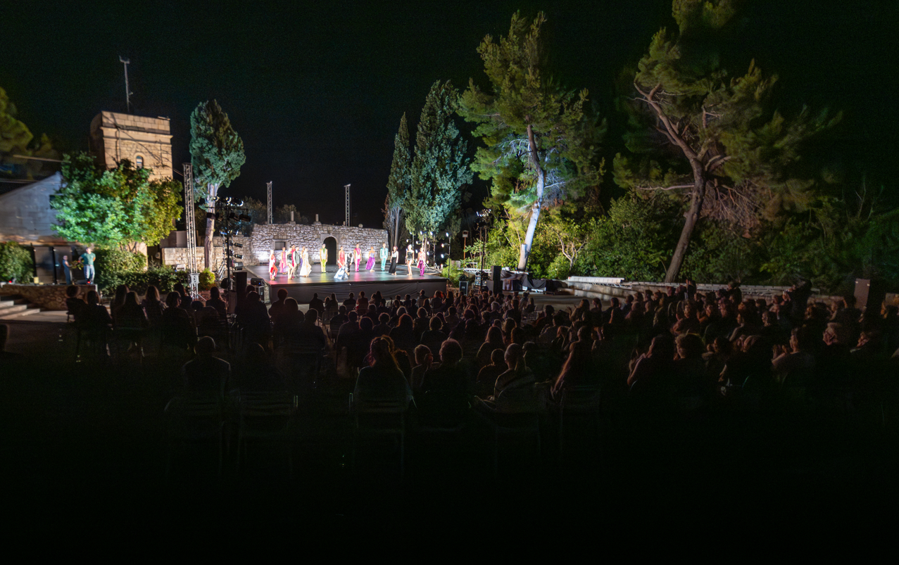 Pod zvjezdanim nebom Hvara balet Pepeljuga Sergeja Prokofjeva, u koreografiji Lea Mujića i u izvedbi HNK Ivana pl. Zajca iz Rijeke zatvorio je 64. Hvarske ljetne priredbe. Publiku je oduševila raskošna izvedba u kojoj su plesači u savršenom skladu s glazbom donosili prizore koji su se nizali poput priča na sceni. Dugi aplauzi i ovacije potvrdili su da Hvar i dalje snažno živi s umjetnošću i kulturom, a festival je zaključen u atmosferi koja je kroz emociju spojila publiku i plesače.