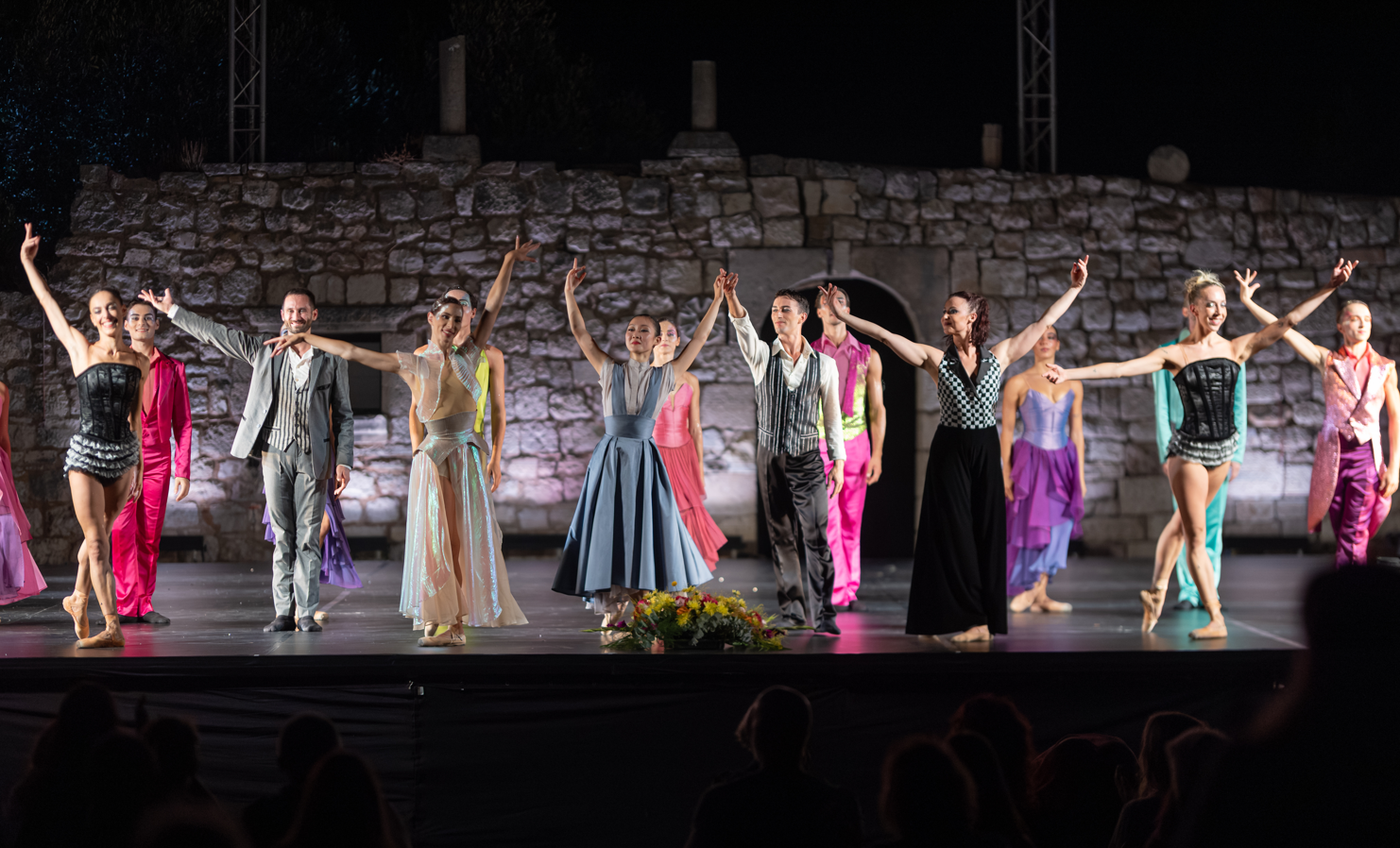 Pod zvjezdanim nebom Hvara balet Pepeljuga Sergeja Prokofjeva, u koreografiji Lea Mujića i u izvedbi HNK Ivana pl. Zajca iz Rijeke zatvorio je 64. Hvarske ljetne priredbe. Publiku je oduševila raskošna izvedba u kojoj su plesači u savršenom skladu s glazbom donosili prizore koji su se nizali poput priča na sceni. Dugi aplauzi i ovacije potvrdili su da Hvar i dalje snažno živi s umjetnošću i kulturom, a festival je zaključen u atmosferi koja je kroz emociju spojila publiku i plesače.