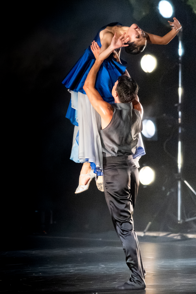 Pod zvjezdanim nebom Hvara balet Pepeljuga Sergeja Prokofjeva, u koreografiji Lea Mujića i u izvedbi HNK Ivana pl. Zajca iz Rijeke zatvorio je 64. Hvarske ljetne priredbe. Publiku je oduševila raskošna izvedba u kojoj su plesači u savršenom skladu s glazbom donosili prizore koji su se nizali poput priča na sceni. Dugi aplauzi i ovacije potvrdili su da Hvar i dalje snažno živi s umjetnošću i kulturom, a festival je zaključen u atmosferi koja je kroz emociju spojila publiku i plesače.