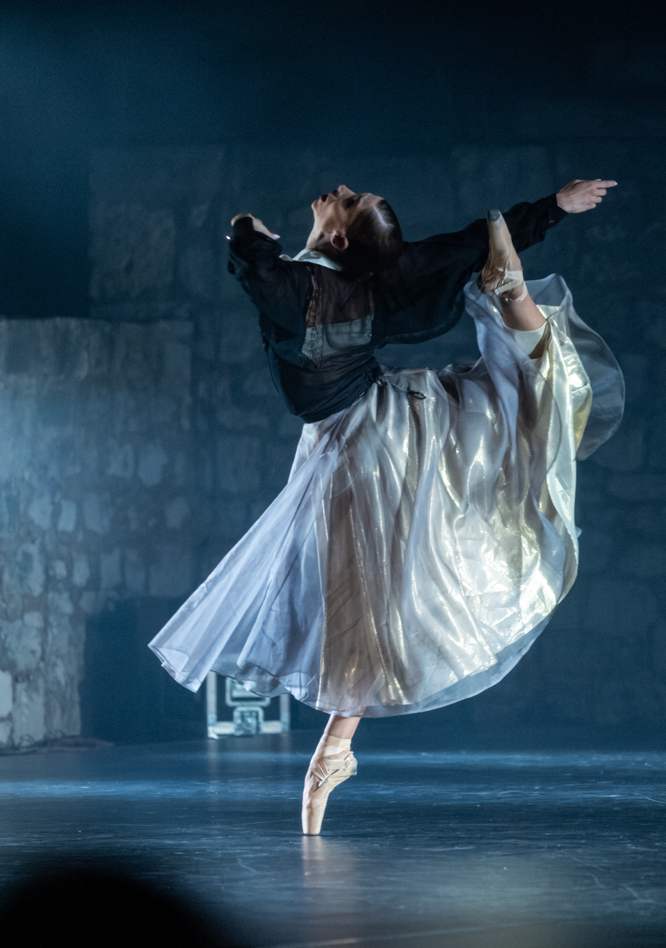 Pod zvjezdanim nebom Hvara balet Pepeljuga Sergeja Prokofjeva, u koreografiji Lea Mujića i u izvedbi HNK Ivana pl. Zajca iz Rijeke zatvorio je 64. Hvarske ljetne priredbe. Publiku je oduševila raskošna izvedba u kojoj su plesači u savršenom skladu s glazbom donosili prizore koji su se nizali poput priča na sceni. Dugi aplauzi i ovacije potvrdili su da Hvar i dalje snažno živi s umjetnošću i kulturom, a festival je zaključen u atmosferi koja je kroz emociju spojila publiku i plesače.