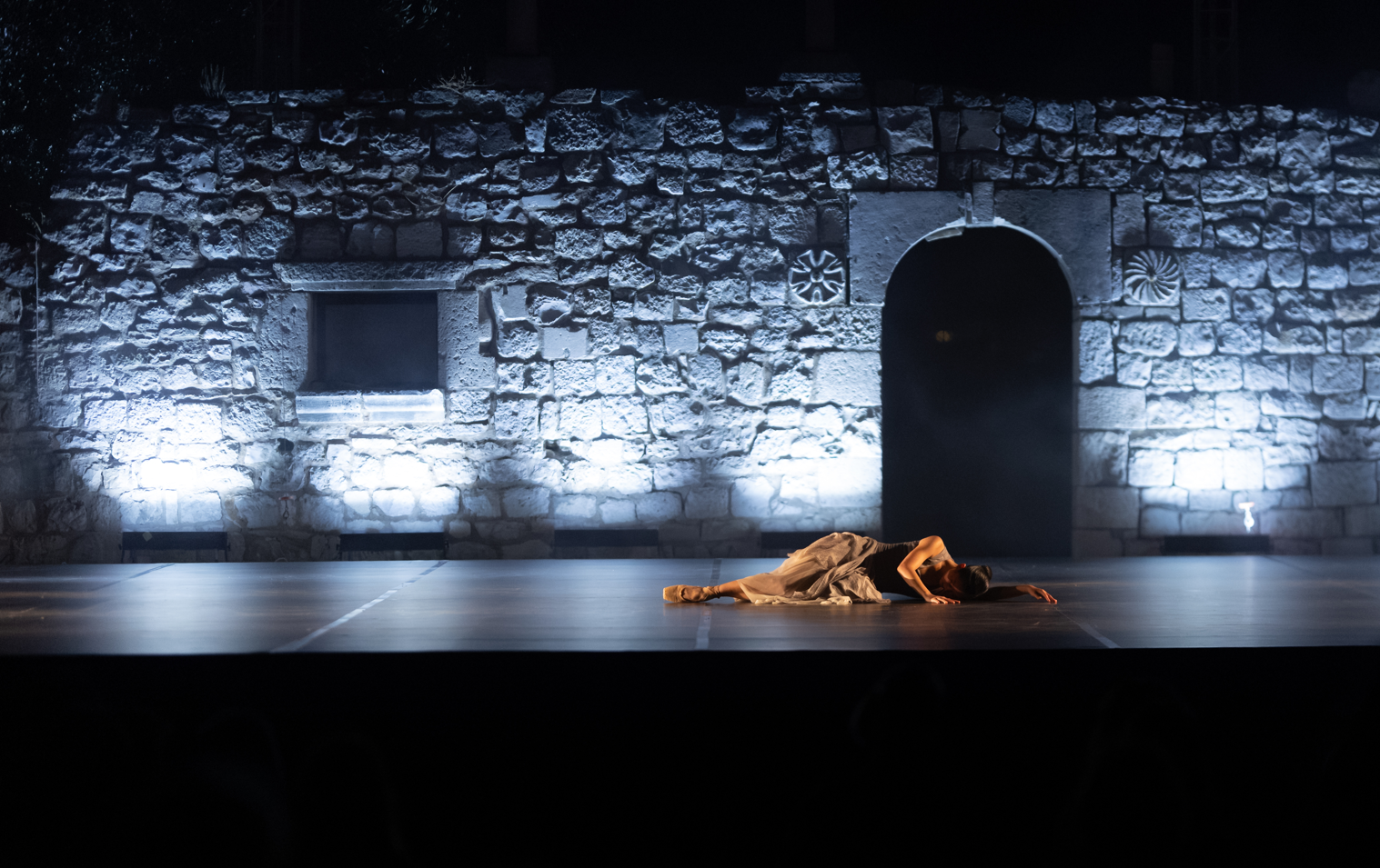 Pod zvjezdanim nebom Hvara balet Pepeljuga Sergeja Prokofjeva, u koreografiji Lea Mujića i u izvedbi HNK Ivana pl. Zajca iz Rijeke zatvorio je 64. Hvarske ljetne priredbe. Publiku je oduševila raskošna izvedba u kojoj su plesači u savršenom skladu s glazbom donosili prizore koji su se nizali poput priča na sceni. Dugi aplauzi i ovacije potvrdili su da Hvar i dalje snažno živi s umjetnošću i kulturom, a festival je zaključen u atmosferi koja je kroz emociju spojila publiku i plesače.