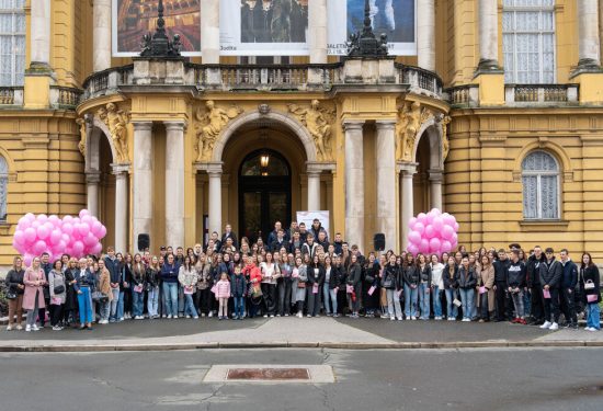 Dan ružičaste vrpce, Zagreb događaji 2025, Europa Donna Hrvatska, prevencija raka dojke, mamografija, samopregled dojki, rak dojke, zdravlje žena, javnozdravstvena akcija, ružičasta šetnja, podrška oboljelima, Cvjetni trg, HNK Zagreb, solidarnost, zajedništvo, borba protiv raka, rano otkrivanje raka, prevencija bolesti, zdravstvena edukacija, šetnja Zagreb, emotivna akcija, život spašen prevencijom, edukacija o raku dojke, prevencija i zdravlje, podrška ženama, zdravlje i lifestyle, zdravlje i prevencija, zagrebački događaji, humanitarna akcija, javno zdravlje, liječenje raka dojke, zdravstvena akcija, ružičasti baloni, manifestacija Zagreb, društvena odgovornost, podizanje svijesti, događaj za obitelj, vikend u Zagrebu, kulturni događaj Zagreb, humanitarni događaj, edukativna šetnja, prevencija i edukacija, važnost mamografije, borba za život, zdravlje i zajedništvo, humanitarna šetnja, podrška bolesnima, zdravlje žena i muškaraca, preventivni pregledi, prevencija raka, edukacija i zdravlje, Zagreb lifestyle, šetnja za zdravlje, akcija za oboljele, zdravlje u fokusu, prevencija i dijagnostika, edukacija i prevencija, šetnja za žene, zdravlje i zajednica, vikend događanja, događaj u centru Zagreba, kulturna akcija, ružičasta poruka, solidarnost i podrška, prevencija i terapija, zdravstveni savjeti, javnozdravstveni projekt, edukativni događaj, manifestacija za žene, događaj za građane, prevencija raka dojke u Zagrebu, zdravlje i edukacija, šetnja za život, podizanje svijesti o raku dojke, događaj za cijelu obitelj, javnozdravstvena kampanja, edukacija o samopregledu, šetnja Cvjetni trg, podrška ženama, edukativna kampanja, prevencija bolesti žena, zajedništvo i podrška, zagrebački lifestyle, šetnja protiv raka, emotivna podrška, život spašen, prevencija i zajedništvo, vikend za zdravlje, događaj Europa Donna, ružičasta poruka Zagrebu, podrška i solidarnost, prevencija i edukacija žena, javnozdravstvena šetnja, zdravlje i humanitarna akcija, vikend u centru, edukacija i podrška, prevencija i život, ružičasta akcija, Zagreb lifestyle događaji, manifestacija za podršku ženama, javnozdravstvena šetnja Zagreb, borba protiv raka dojke Zagreb, ružičasta energija, edukacija i prevencija žena, događaj s porukom, zdravlje i zajednica Zagreb, šetnja za podršku, podizanje svijesti Zagreb, vikend akcija zdravlje.