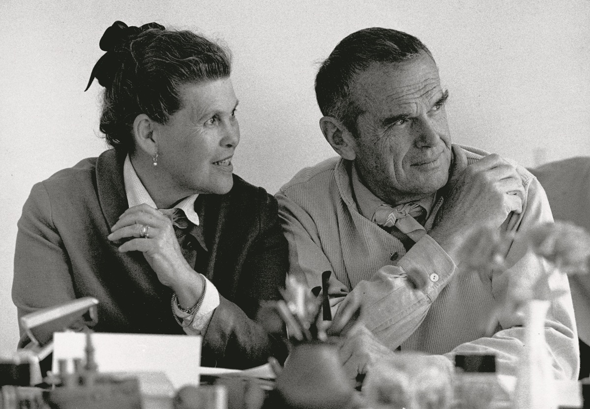 Poznati Vitrin slonić sada dolazi u zelenoj, nebeski plavoj, crveno-narančastoj i kanarinac žutoj boji – i sve to izrađeno od recikliranih materijala. Ljubitelji drveta također imaju razlog za radost: drvena verzija dolazi u svijetlom orahu ili kestenu, a lakirana je ekološkim lakom na bazi vode. Održivo, bezvremeno i savršeno uklopivo u svaki interijer. Charles i Ray Eames, pioniri modernog dizajna dvadesetog stoljeća, ostavili su neizbrisiv trag. Njihova vizija nadilazi namještaj – od filmova i fotografija do dizajna izložbi. Posjedovati Eames proizvod znači imati komad povijesti, originalan i uvijek u trendu. Povodom noviteta, Vitra je objavila i knjigu „Eames & Vitra“, koja otkriva priču iza jedinstvene suradnje i prikazuje dizajne od 1950-ih do danas. Knjiga i nova kolekcija čekaju vas u showroomu Themelije na Palmotićevoj 26.