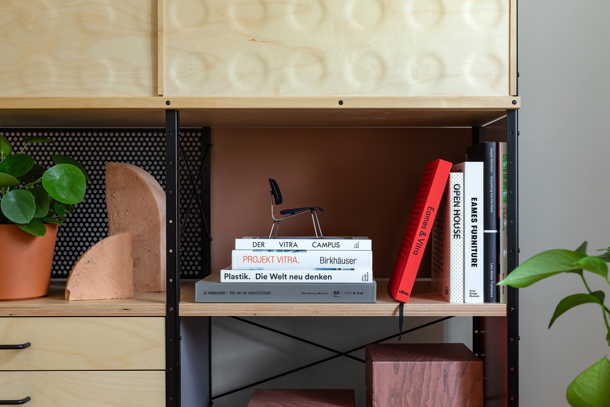 Poznati Vitrin slonić sada dolazi u zelenoj, nebeski plavoj, crveno-narančastoj i kanarinac žutoj boji – i sve to izrađeno od recikliranih materijala. Ljubitelji drveta također imaju razlog za radost: drvena verzija dolazi u svijetlom orahu ili kestenu, a lakirana je ekološkim lakom na bazi vode. Održivo, bezvremeno i savršeno uklopivo u svaki interijer. Charles i Ray Eames, pioniri modernog dizajna dvadesetog stoljeća, ostavili su neizbrisiv trag. Njihova vizija nadilazi namještaj – od filmova i fotografija do dizajna izložbi. Posjedovati Eames proizvod znači imati komad povijesti, originalan i uvijek u trendu. Povodom noviteta, Vitra je objavila i knjigu „Eames & Vitra“, koja otkriva priču iza jedinstvene suradnje i prikazuje dizajne od 1950-ih do danas. Knjiga i nova kolekcija čekaju vas u showroomu Themelije na Palmotićevoj 26.