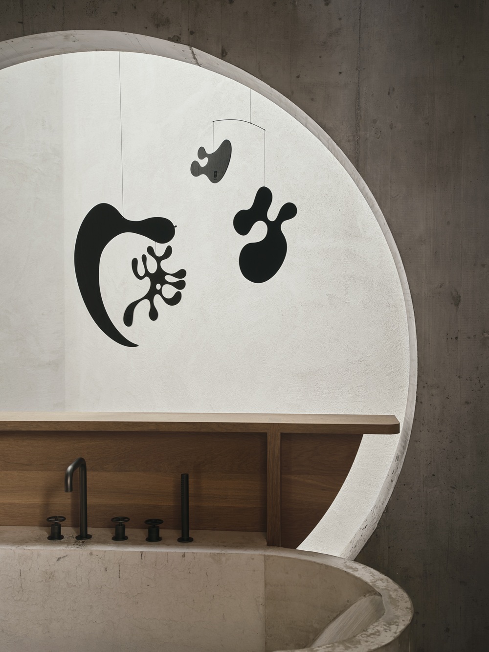 Poznati Vitrin slonić sada dolazi u zelenoj, nebeski plavoj, crveno-narančastoj i kanarinac žutoj boji – i sve to izrađeno od recikliranih materijala. Ljubitelji drveta također imaju razlog za radost: drvena verzija dolazi u svijetlom orahu ili kestenu, a lakirana je ekološkim lakom na bazi vode. Održivo, bezvremeno i savršeno uklopivo u svaki interijer. Charles i Ray Eames, pioniri modernog dizajna dvadesetog stoljeća, ostavili su neizbrisiv trag. Njihova vizija nadilazi namještaj – od filmova i fotografija do dizajna izložbi. Posjedovati Eames proizvod znači imati komad povijesti, originalan i uvijek u trendu. Povodom noviteta, Vitra je objavila i knjigu „Eames & Vitra“, koja otkriva priču iza jedinstvene suradnje i prikazuje dizajne od 1950-ih do danas. Knjiga i nova kolekcija čekaju vas u showroomu Themelije na Palmotićevoj 26.