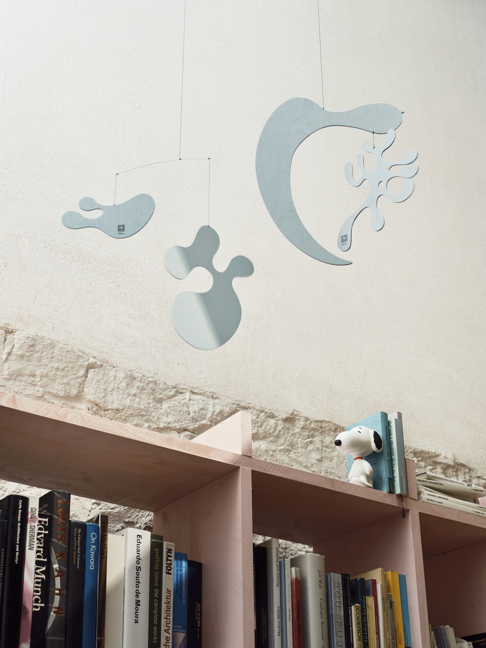 Poznati Vitrin slonić sada dolazi u zelenoj, nebeski plavoj, crveno-narančastoj i kanarinac žutoj boji – i sve to izrađeno od recikliranih materijala. Ljubitelji drveta također imaju razlog za radost: drvena verzija dolazi u svijetlom orahu ili kestenu, a lakirana je ekološkim lakom na bazi vode. Održivo, bezvremeno i savršeno uklopivo u svaki interijer. Charles i Ray Eames, pioniri modernog dizajna dvadesetog stoljeća, ostavili su neizbrisiv trag. Njihova vizija nadilazi namještaj – od filmova i fotografija do dizajna izložbi. Posjedovati Eames proizvod znači imati komad povijesti, originalan i uvijek u trendu. Povodom noviteta, Vitra je objavila i knjigu „Eames & Vitra“, koja otkriva priču iza jedinstvene suradnje i prikazuje dizajne od 1950-ih do danas. Knjiga i nova kolekcija čekaju vas u showroomu Themelije na Palmotićevoj 26.