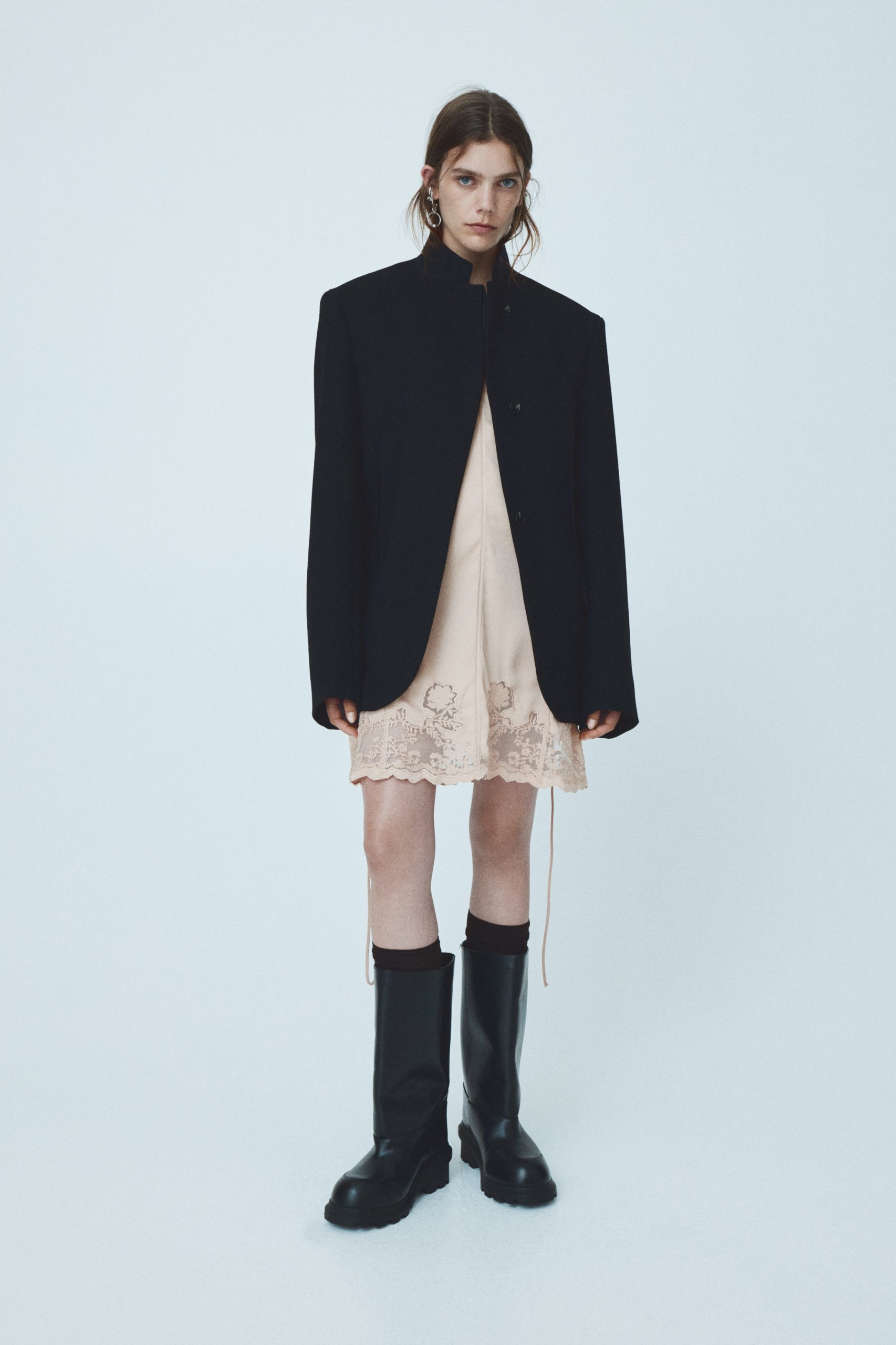 H&M Studio AW25 – spoj brutalizma i nostalgije