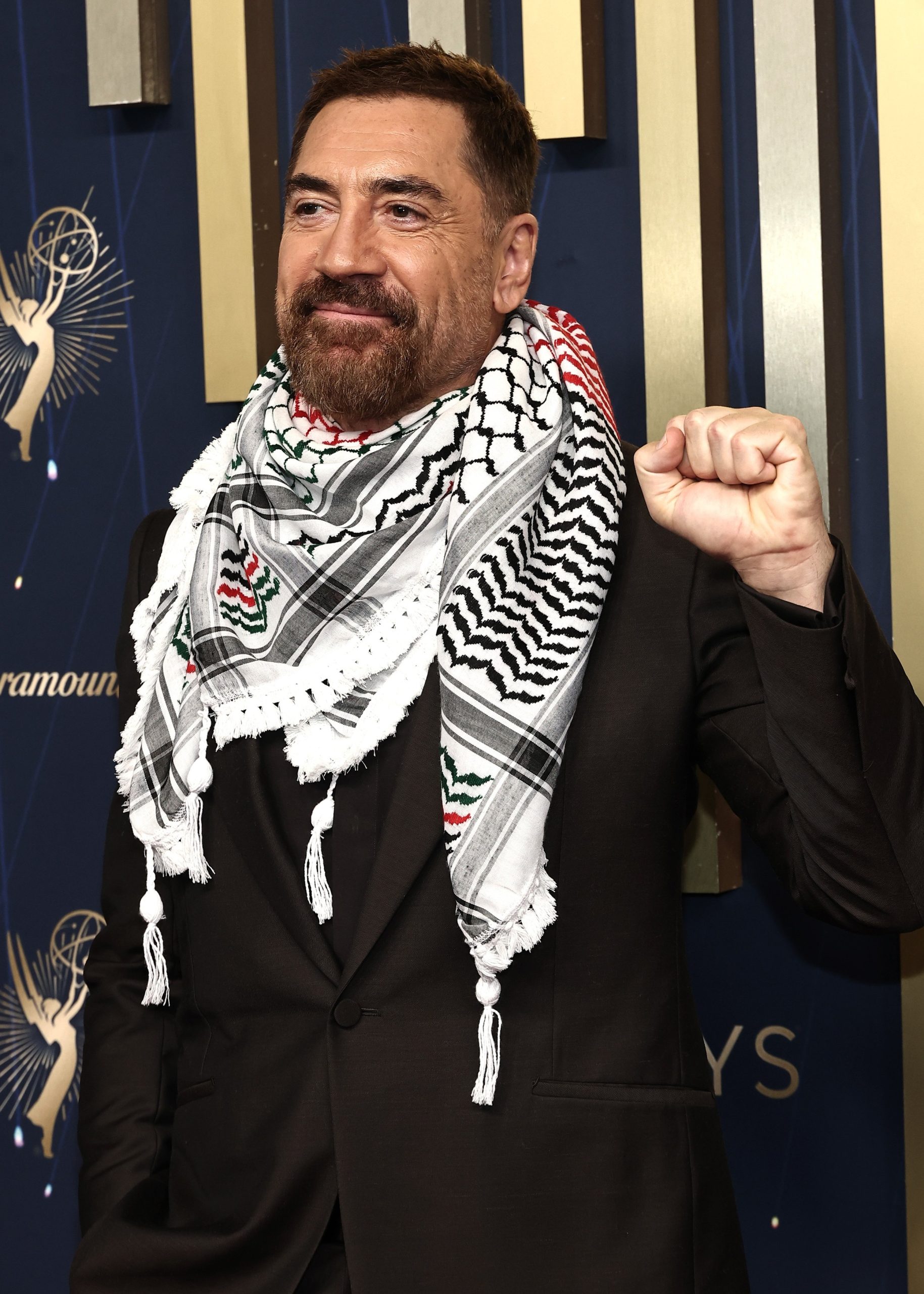 Javier Bardem na crvenom tepihu Emmyja u kefiji Hello Magazin Croatia Hrvatska