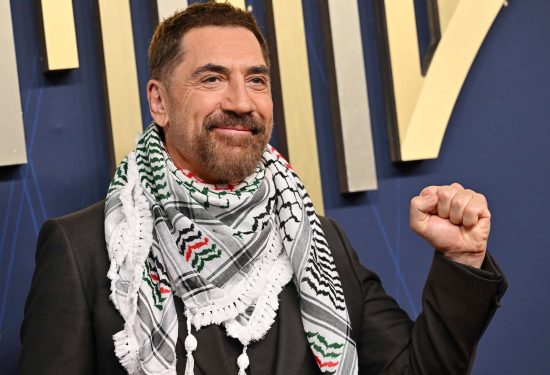 Javier Bardem na crvenom tepihu Emmyja u kefiji Hello Magazin Croatia Hrvatska