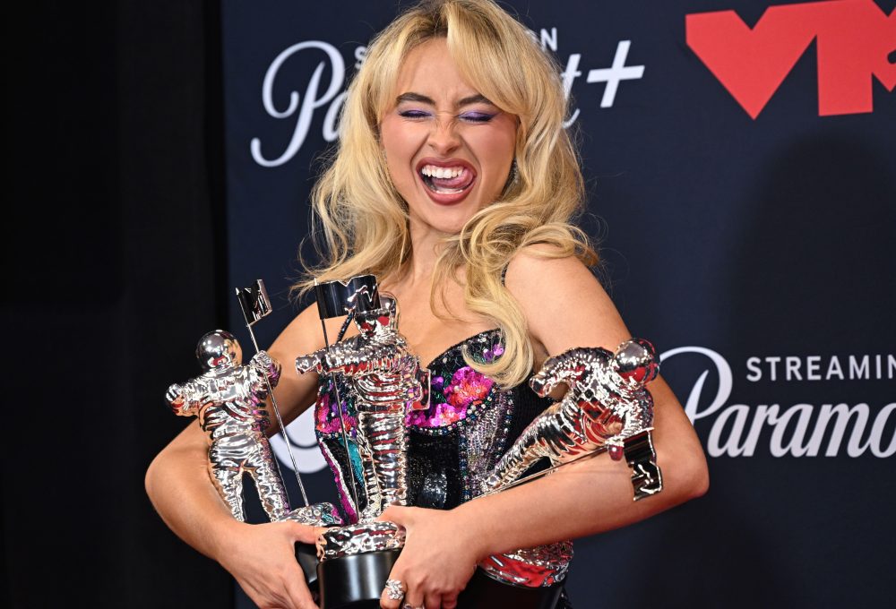 MTV VMA 2025, MTV nagrade, Video Music Awards 2025, Ariana Grande VMA, Lady Gaga VMA, Sabrina Carpenter VMA, Rosé VMA, Bruno Mars VMA, Ricky Martin VMA, Mariah Carey VMA, Busta Rhymes VMA, KATSEYE VMA, Ariana Grande Brighter Days Ahead, Lady Gaga Die With a Smile, Rosé APT, Bruno Mars APT, Sabrina Carpenter Short n Sweet, Ariana Grande video godine, Lady Gaga artist godine, Rosé pjesma godine, Bruno Mars pjesma godine, Sabrina Carpenter album godine, Ricky Martin Latin Icon Award, Mariah Carey Video Vanguard, Busta Rhymes Visionary Award, LL Cool J MTV, crveni tepih VMA 2025, najbolji nastupi VMA 2025, dobitnici VMA 2025, najveći trenuci VMA 2025, Ariana Grande pobjeda, Lady Gaga pobjeda, Bruno Mars pobjeda, Rosé pobjeda, Sabrina Carpenter pobjeda, MTV nagrade pobjednici, pop zvijezde VMA, najbolji duet VMA 2025, MTV Moon Person, VMA glamur, VMA moda, celebrity stil VMA 2025, zvijezde na crvenom tepihu, najveći hitovi 2025, najgledaniji nastupi VMA, Ariana Grande koncert, Lady Gaga Madison Square Garden, Bruno Mars i Gaga duet, Rosé i Bruno Mars suradnja, K-pop na VMA, Rosé BLACKPINK VMA, najbolja pjesma VMA 2025, najbolji album VMA 2025, Ariana Grande nova pjesma, Lady Gaga novi album, Sabrina Carpenter nova zvijezda, Mariah Carey nagrada, Ricky Martin nagrada, Busta Rhymes nagrada, latino glazba VMA, hip hop VMA 2025, pop glazba 2025, najljepše haljine VMA 2025, modni trenuci VMA 2025, celebrity beauty look VMA, backstage VMA 2025, najbolji govori VMA, emotivni trenuci VMA, šokantni trenuci VMA, viralni momenti VMA, crveni tepih haljine, najbolji outfiti VMA, zvijezde večeri VMA, Lady Gaga nastup, Ariana Grande nastup, Bruno Mars nastup, Rosé nastup, Sabrina Carpenter nastup, Mariah Carey nastup, Ricky Martin nastup, Busta Rhymes nastup, VMA iznenađenja, MTV povijest, MTV show 2025, najveće zvijezde 2025, top glazbeni događaj 2025, glamur i glazba VMA, celebrity showbuzz, viralni trenuci showbizza, MTV premijera, LL Cool J voditelj, najbolji show 2025, najveći koncerti 2025, trending glazba 2025, Ariana Grande trending, Lady Gaga trending, Sabrina Carpenter trending, Rosé trending, Bruno Mars trending.