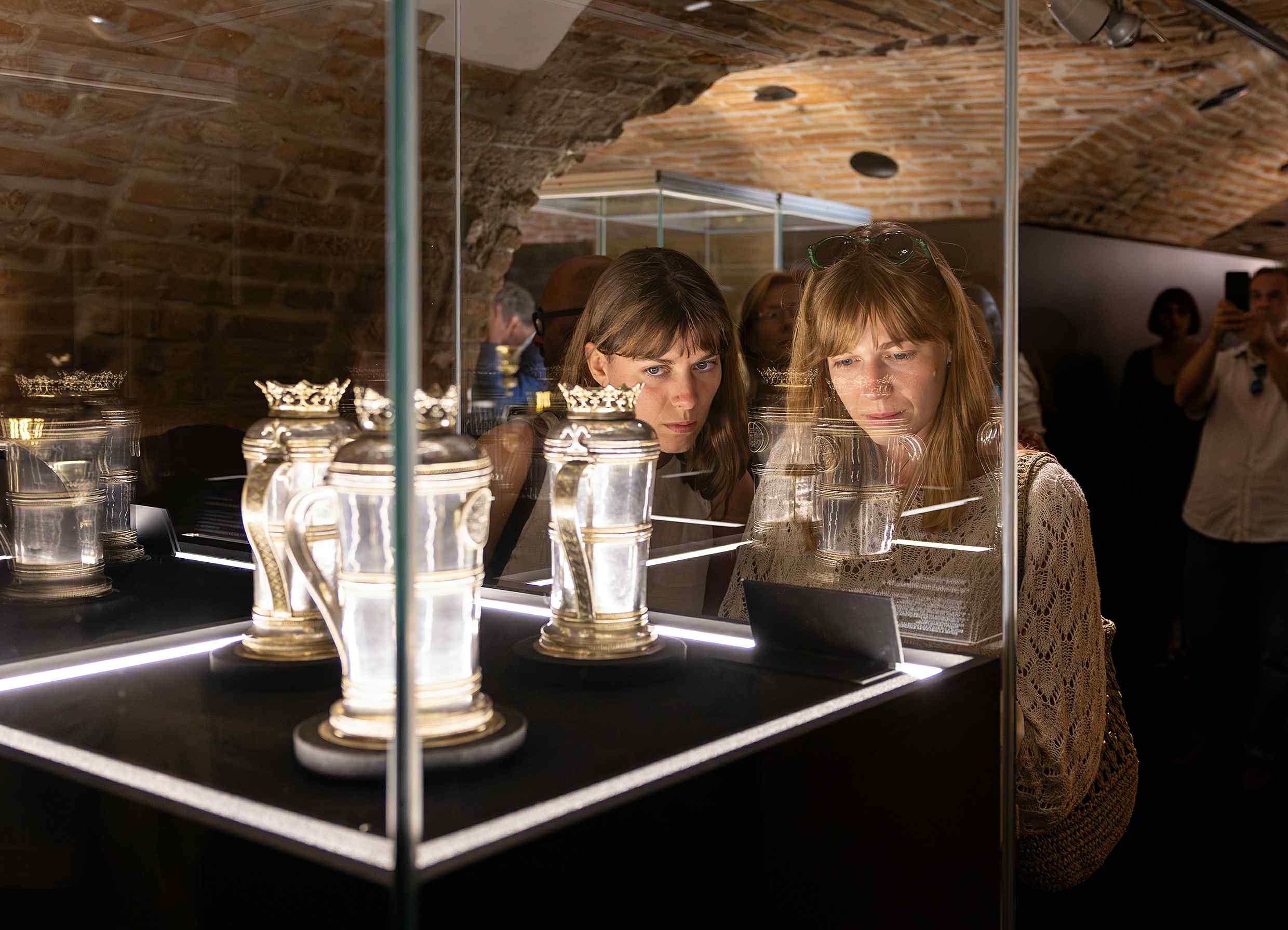 muzej za umjetnost i obrt, muzej grada zagreba, izložba zagreb 2025, izložba zagreb 2026, gotičko zlatarstvo, renesansno zlatarstvo, zlatarstvo zagreb, riznica zagrebačke katedrale, zagrebačka katedrala, sakralna umjetnost zagreb, sakralna umjetnost hrvatska, povijest umjetnosti zagreb, povijest umjetnosti hrvatska, gotička umjetnost, renesansna umjetnost, srednjovjekovno zlatarstvo, dragocjenosti katedrale, monstranca ivaniša korvina, ivaniš korvin, osvald thuz, luka baratin, šimun erdödy, biskup macilin, relikvijar sveti križ, hrvatska kulturna baština, kulturna događanja zagreb, kultura zagreb, umjetnost zagreb, hrvatski muzeji, izložbe u zagrebu, hrvatske katedrale, dragulji i biseri, renesansni predmeti, gotičke relikvije, zlatarstvo hrvatska, zlatarstvo europa, umjetničke izložbe zagreb, sakralni predmeti, hrvatski identitet, vizualna baština hrvatske, hrvatska renesansa, hrvatska gotika, relikvijari zagreb, kaleži zagreb, povijesni eksponati zagreb, umjetničko zlatarstvo, zlatarstvo s draguljima, umjetnost i vjera, crkvena umjetnost hrvatska, biskupske ostavštine, zagreb kulturna scena, kulturni turizam zagreb, kulturni turizam hrvatska, izložbe zlatarstva, umjetnost i povijest, zagreb događanja rujan 2025, zagreb događanja 2026, hrvatska kulturna događanja, muzejske izložbe zagreb, gotika u zagrebu, renesansa u zagrebu, umjetnička baština hrvatska, povijesni predmeti zagreb, crkvena baština hrvatska, riznica zagreba, riznica katedrale, dragocjeni eksponati zagreb, luksuz gotike, raskoš renesanse, umjetnost zlata, srednjovjekovna umjetnost zagreb, hrvatski muzej umjetnosti, zagreb izložbe rujan, zagreb izložbe siječanj, umjetnički predmeti hrvatska, gotički kaleži, renesansni lanci, sakralni dragulji, kulturni život zagreb, kulturna baština hrvatska, umjetnička djela hrvatska, gotička umjetnost hrvatska, renesansna umjetnost hrvatska, crkveni muzeji hrvatska, velika izložba zagreb, muzejska scena zagreb, izložba gotike, izložba renesanse, izložba zlatarstva hrvatska, zlatarski majstori hrvatska, rukotvorine od zlata, umjetnost dragog kamenja, povijest zagrebačke katedrale, remek djela hrvatske umjetnosti, zagreb kulturni događaji, umjetničke zbirke hrvatska, umjetničke zbirke zagreb, hrvatska kulturna prijestolnica, muzejska baština hrvatska, zagreb kulturne preporuke.