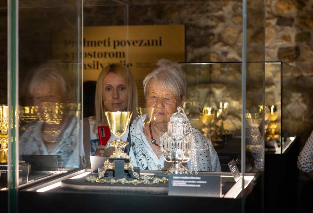 Ova izložba nije tek šetnja kroz prošlost, nego iskustvo koje nam pokazuje koliko je zlatarstvo oblikovalo našu povijest i koliko je dragocjena baština koju i danas čuvamo. ð Izložba traje sve do 30. siječnja 2026., a posjetitelji imaju priliku doživjeti umjetnost kakvu rijetko viđamo izvan zidova riznica.