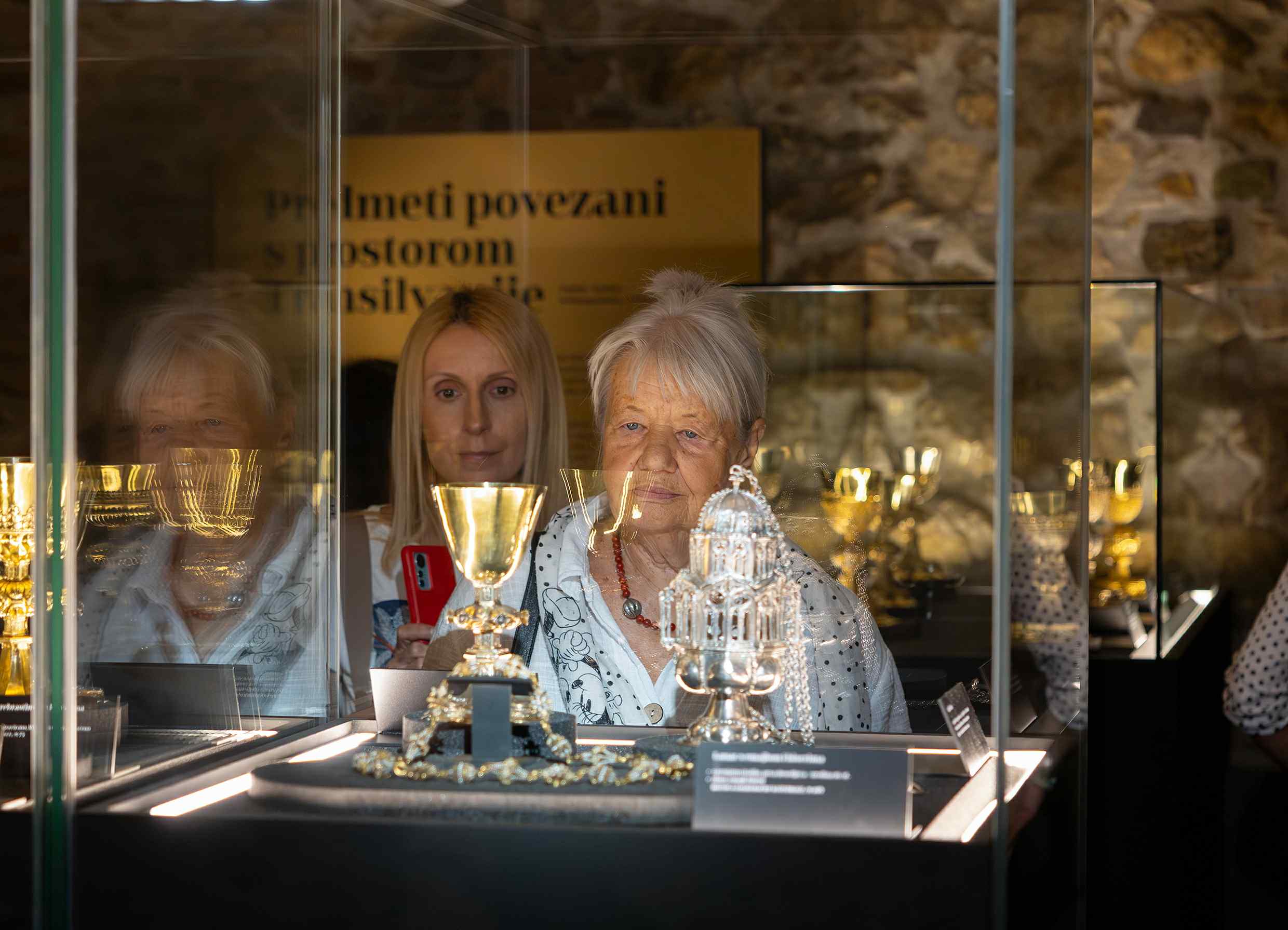 Ova izložba nije tek šetnja kroz prošlost, nego iskustvo koje nam pokazuje koliko je zlatarstvo oblikovalo našu povijest i koliko je dragocjena baština koju i danas čuvamo. ð Izložba traje sve do 30. siječnja 2026., a posjetitelji imaju priliku doživjeti umjetnost kakvu rijetko viđamo izvan zidova riznica.