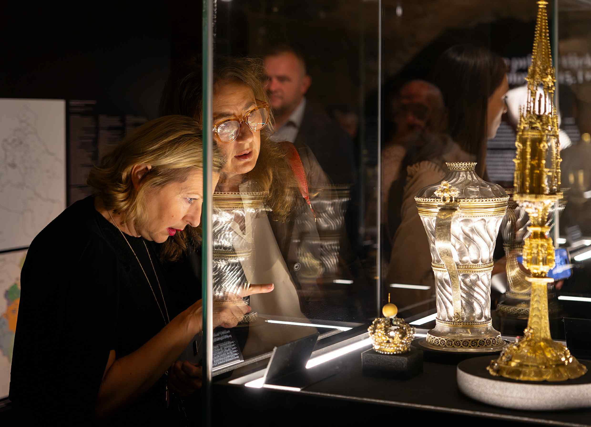 Ova izložba nije tek šetnja kroz prošlost, nego iskustvo koje nam pokazuje koliko je zlatarstvo oblikovalo našu povijest i koliko je dragocjena baština koju i danas čuvamo.

👉 Izložba traje sve do 30. siječnja 2026., a posjetitelji imaju priliku doživjeti umjetnost kakvu rijetko viđamo izvan zidova riznica.
