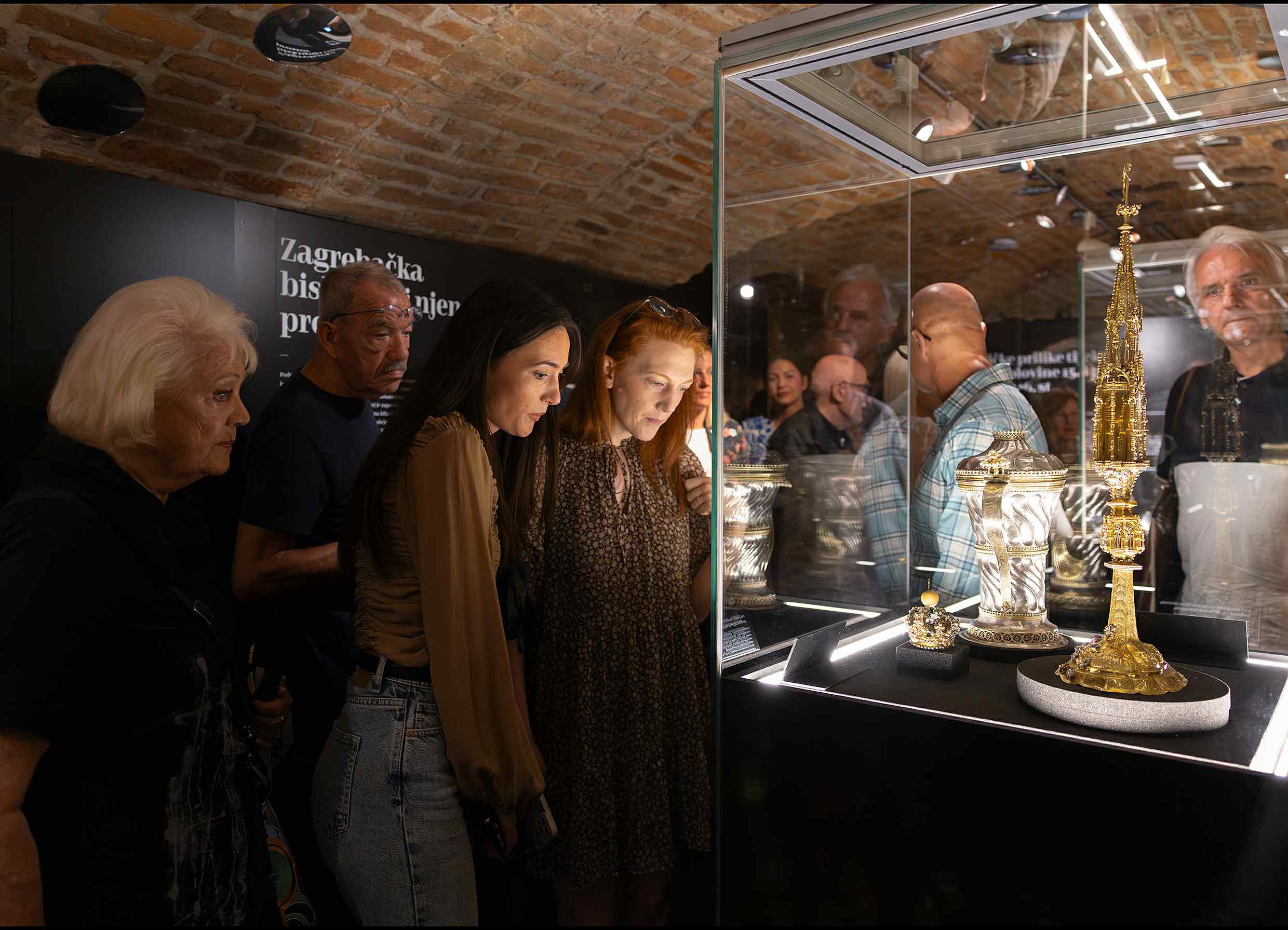 Ova izložba nije tek šetnja kroz prošlost, nego iskustvo koje nam pokazuje koliko je zlatarstvo oblikovalo našu povijest i koliko je dragocjena baština koju i danas čuvamo.

👉 Izložba traje sve do 30. siječnja 2026., a posjetitelji imaju priliku doživjeti umjetnost kakvu rijetko viđamo izvan zidova riznica.