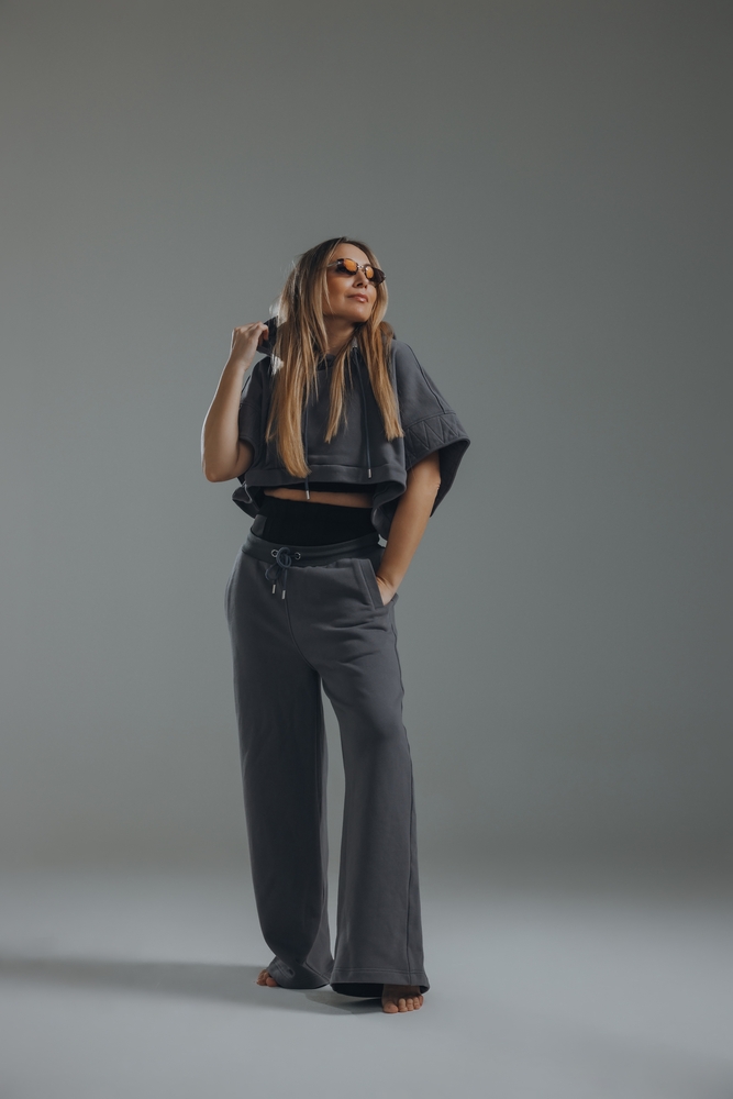 NOVA MODNA PRIČA KOJA SPAJA PORKET I ELEGANCIJU Nova kolekcija Amalu The Brenda prati ritam života, od svakodnevnice do večernjih trenutaka