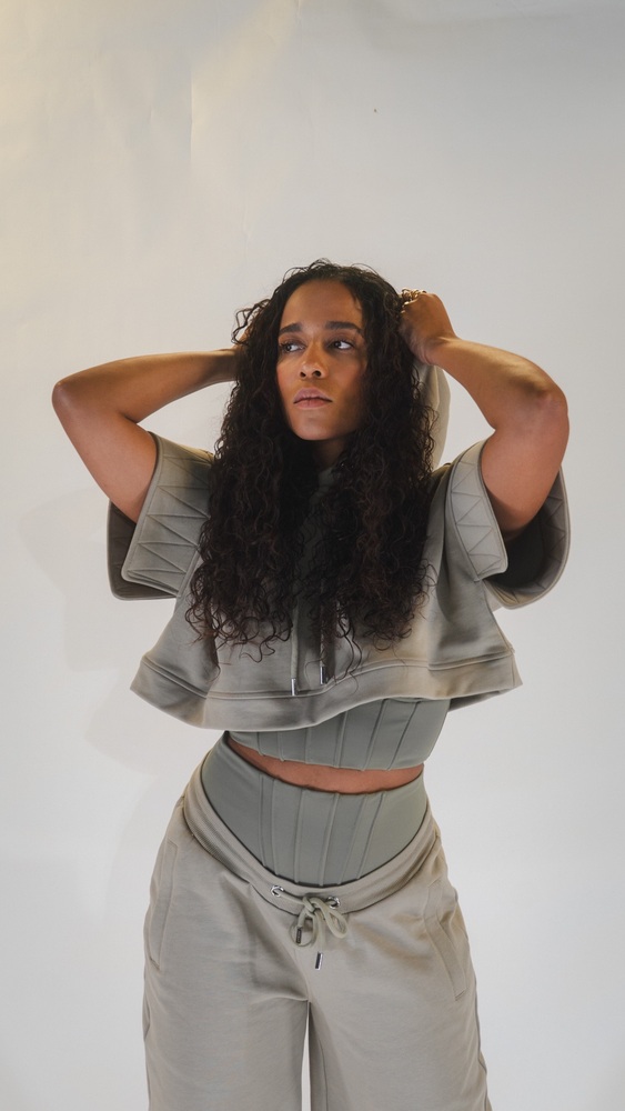 NOVA MODNA PRIČA KOJA SPAJA PORKET I ELEGANCIJU Nova kolekcija Amalu The Brenda prati ritam života, od svakodnevnice do večernjih trenutaka