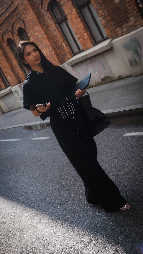 NOVA MODNA PRIČA KOJA SPAJA PORKET I ELEGANCIJU Nova kolekcija Amalu The Brenda prati ritam života, od svakodnevnice do večernjih trenutaka