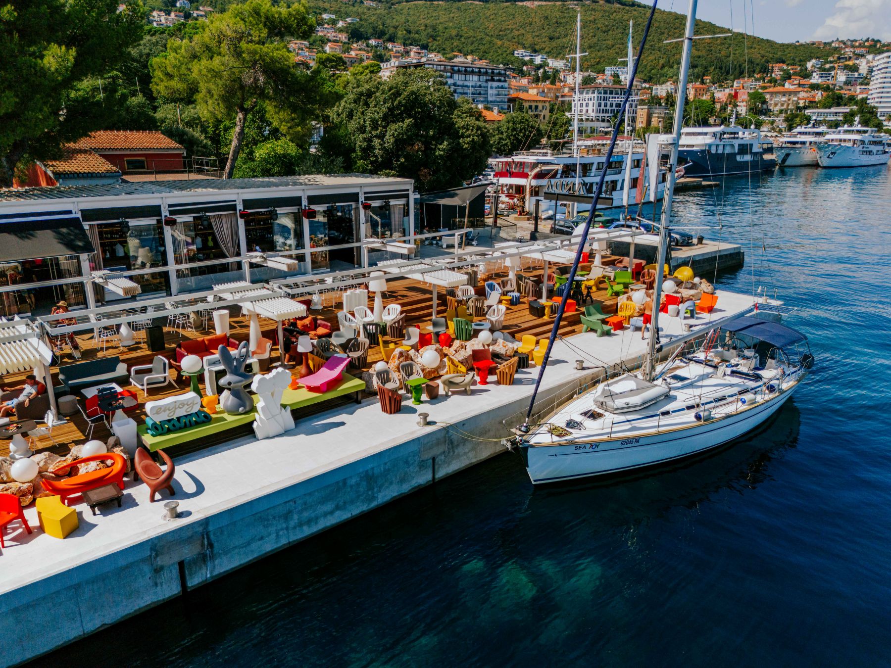 Amore Sea Club, Opatija klubovi, noćni život Opatija, yachting Opatija, luksuzni klub Opatija, party uz more, Opatija lifestyle, otvaranje kluba Opatija, SuperCover band, Bevanda restoran, Opatija it-mjesto, hrvatski klubovi, klub uz rivu, Opatija zabava, moderna riva Opatija, jahte Opatija, luksuzni yachting, dizajn interijera, Babaloo Design, Slide namještaj, hrvatski lifestyle, klubovi na Jadranu, Opatija eventi, noćna scena Opatija, glazbeni event Opatija, gastronomija Opatija, vrhunska vina Opatija, Wine&Co, vinska karta, hrvatski vinoteka, Opatija gastro scena, Mediteranski lifestyle, Opatija party, energična atmosfera, luksuz uz more, hrvatski party, it-mjesto Kvarner, Kvarner lifestyle, luksuzni event, Opatija event, Opatija otvaranje, VIP event Opatija, Opatija nautička scena, Opatija rivijera, hrvatski klubovi uz more, hrvatski yachting, gourmet Opatija, moderno okupljalište, noćna zabava, glazba uživo, plesni ritam, vrhunski DJ, hrvatski DJ, luksuzni doživljaj, događaji uz more, Kvarner event, Opatija destinacija, luksuzni Opatija, Opatija hotspot, jadranska rivijera, turistički hotspot Opatija, hrvatski lifestyle event, jadranski klubovi, premium party, Opatija glazba, hrvatski koncerti, elitni klubovi, klub uz plažu, Opatija hedonizam, Opatija turizam, nautički lifestyle, klub uz jahte, hrvatski luksuzni event, Opatija scena, event uz more, mediteranska zabava, hrvatska gastronomija, premium gastronomija, luksuzna vina, vinska selekcija, it-event Kvarner, Opatija nova scena, hrvatska scena zabave, luksuzna destinacija, mediteranski klub, elite lifestyle Opatija, party Kvarner, yacht party Opatija, VIP zabava, hrvatski lifestyle klub, energija Opatija, nova destinacija Kvarner, hrvatski it-club, Opatija otvorenje, rivijera party, hrvatski luksuz, glazba i gastronomija, ekskluzivni klub Opatija, luksuzni lounge, moderno društveno mjesto, premium glazba, noćni događaj Opatija, it-mjesto Jadran, Opatija it-party, elite club Opatija, luksuzni yachting event, Amore Sea Club otvorenje.