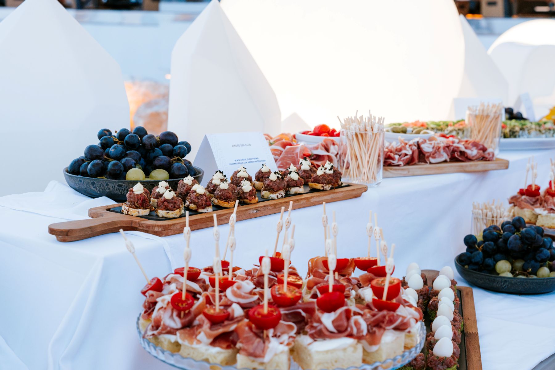 Amore Sea Club, Opatija klubovi, noćni život Opatija, yachting Opatija, luksuzni klub Opatija, party uz more, Opatija lifestyle, otvaranje kluba Opatija, SuperCover band, Bevanda restoran, Opatija it-mjesto, hrvatski klubovi, klub uz rivu, Opatija zabava, moderna riva Opatija, jahte Opatija, luksuzni yachting, dizajn interijera, Babaloo Design, Slide namještaj, hrvatski lifestyle, klubovi na Jadranu, Opatija eventi, noćna scena Opatija, glazbeni event Opatija, gastronomija Opatija, vrhunska vina Opatija, Wine&Co, vinska karta, hrvatski vinoteka, Opatija gastro scena, Mediteranski lifestyle, Opatija party, energična atmosfera, luksuz uz more, hrvatski party, it-mjesto Kvarner, Kvarner lifestyle, luksuzni event, Opatija event, Opatija otvaranje, VIP event Opatija, Opatija nautička scena, Opatija rivijera, hrvatski klubovi uz more, hrvatski yachting, gourmet Opatija, moderno okupljalište, noćna zabava, glazba uživo, plesni ritam, vrhunski DJ, hrvatski DJ, luksuzni doživljaj, događaji uz more, Kvarner event, Opatija destinacija, luksuzni Opatija, Opatija hotspot, jadranska rivijera, turistički hotspot Opatija, hrvatski lifestyle event, jadranski klubovi, premium party, Opatija glazba, hrvatski koncerti, elitni klubovi, klub uz plažu, Opatija hedonizam, Opatija turizam, nautički lifestyle, klub uz jahte, hrvatski luksuzni event, Opatija scena, event uz more, mediteranska zabava, hrvatska gastronomija, premium gastronomija, luksuzna vina, vinska selekcija, it-event Kvarner, Opatija nova scena, hrvatska scena zabave, luksuzna destinacija, mediteranski klub, elite lifestyle Opatija, party Kvarner, yacht party Opatija, VIP zabava, hrvatski lifestyle klub, energija Opatija, nova destinacija Kvarner, hrvatski it-club, Opatija otvorenje, rivijera party, hrvatski luksuz, glazba i gastronomija, ekskluzivni klub Opatija, luksuzni lounge, moderno društveno mjesto, premium glazba, noćni događaj Opatija, it-mjesto Jadran, Opatija it-party, elite club Opatija, luksuzni yachting event, Amore Sea Club otvorenje.