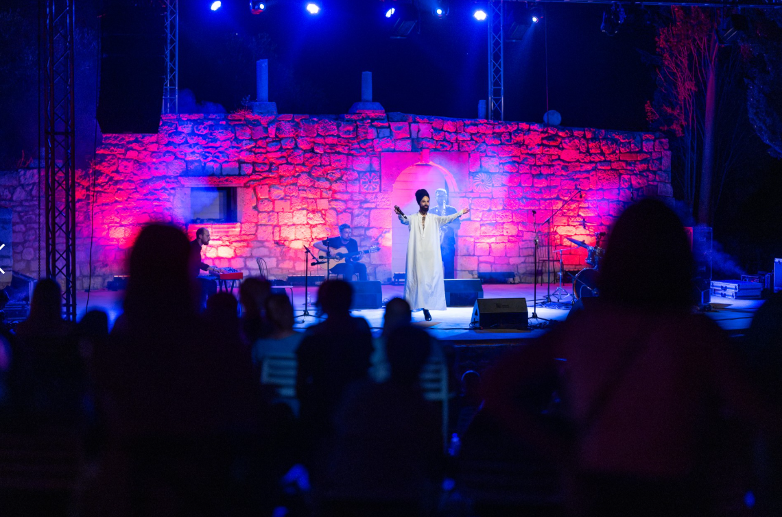 Hvar, Hvar Summer Festival, Hvar Film Festival, kratkometražni film, filmski festival, kulturno ljeto, Jadran, koncerti Hvar, balet Pepeljuga, HNK Ivana pl. Zajca, Slavko Sobin, Ljeto iza nas, The Hvar String Quartet, Jakov Jozinović, francuski film, talijanski film, hrvatski film, Blackout film, Mak film, Funcuti film, filmska projekcija, besplatne projekcije, zvjezdano nebo, Veneranda Hvar, kulturni doživljaj, mediteranska kultura, umjetnost, kazalište, glazba, koncerti, klape, izložbe, video mapping, Matija Fortuna, Goran Bare, Majke, Božo Vrećo, Darko Rundek, Miroslav Tadić, Merima Ključo, Martina Filjak, Monika Leskovar, povijesni spomenici, kulturna scena, turizam Hvar, Hvar kulturni vodič, rujan na Hvaru, kulturni turizam, filmski raj, Hvar događanja, kulturni vikend, mediteranski festival, umjetnički program, festival glazbe, festival plesa, kazališne predstave, lokalni turizam, kulturna ponuda, hrvatski turizam, kulturne atrakcije, kulturna baština, otok Hvar, Hvarski turizam, ljetni festival, kulturni ljetni program, kulturni sadržaji, Hvar 2025, hrvatski festivali, umjetnički festival, glazbeni festival, Hvar pod zvijezdama, kratki film, europski film, nezavisni film, filmska atmosfera, filmska noć, filmska projekcija na otvorenom, kulturni otok, kulturni život Hvara, kulturna manifestacija, mediteranski otok, filmovi pod zvijezdama, kulturna destinacija, Hvar iskustvo, umjetnički događaji, kulturne aktivnosti, otok pod suncem, turizam i kultura, Hvar za turiste, kulturni programi za djecu, Hvar za obitelji, umjetnički ugođaj, rujansko ljeto, otok i film, hrvatska kultura, festivalski program, filmski doživljaj, kulturni itinerar, umjetnički sadržaji, festival pod otvorenim nebom, kulturna avantura, mediteranski festival umjetnosti, Hvar kulturna scena, kulturni bijeg, kulturni vikend Hvar.