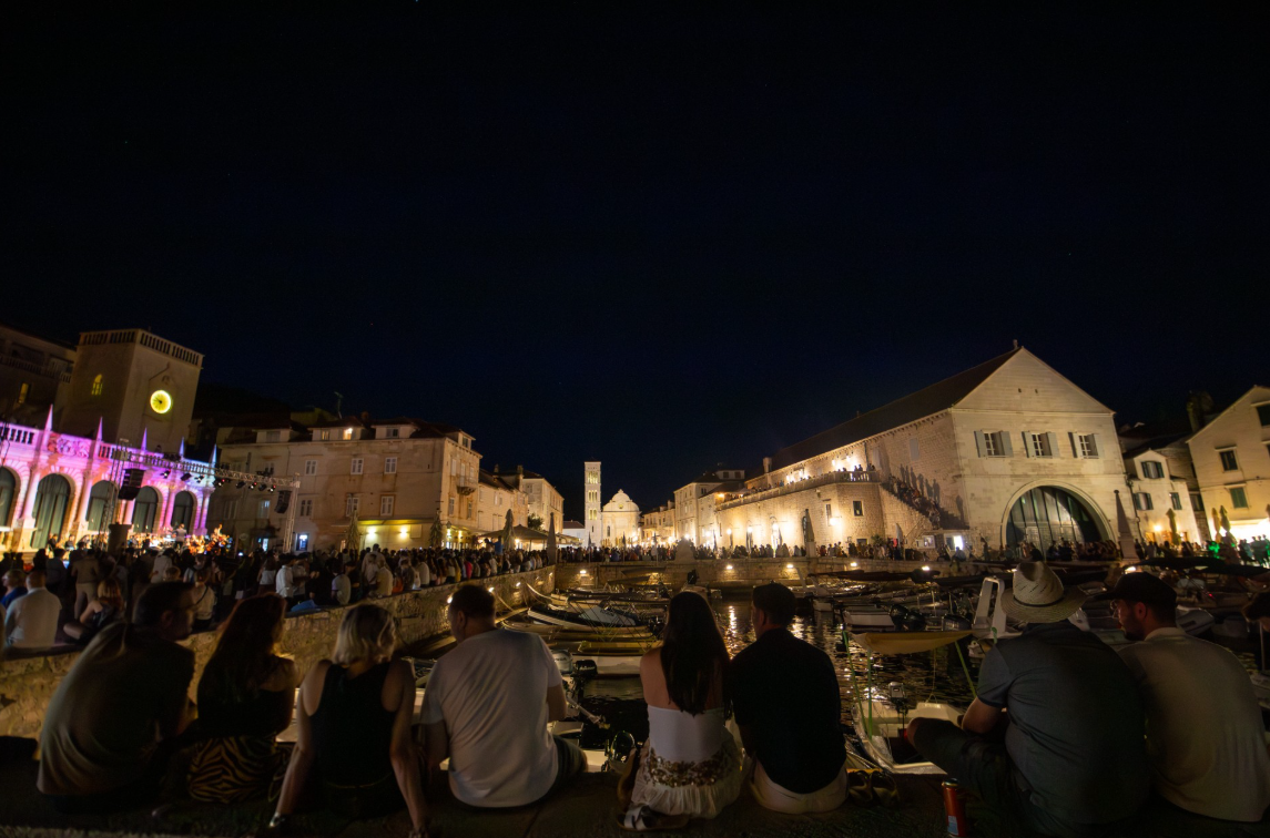 Hvar, Hvar Summer Festival, Hvar Film Festival, kratkometražni film, filmski festival, kulturno ljeto, Jadran, koncerti Hvar, balet Pepeljuga, HNK Ivana pl. Zajca, Slavko Sobin, Ljeto iza nas, The Hvar String Quartet, Jakov Jozinović, francuski film, talijanski film, hrvatski film, Blackout film, Mak film, Funcuti film, filmska projekcija, besplatne projekcije, zvjezdano nebo, Veneranda Hvar, kulturni doživljaj, mediteranska kultura, umjetnost, kazalište, glazba, koncerti, klape, izložbe, video mapping, Matija Fortuna, Goran Bare, Majke, Božo Vrećo, Darko Rundek, Miroslav Tadić, Merima Ključo, Martina Filjak, Monika Leskovar, povijesni spomenici, kulturna scena, turizam Hvar, Hvar kulturni vodič, rujan na Hvaru, kulturni turizam, filmski raj, Hvar događanja, kulturni vikend, mediteranski festival, umjetnički program, festival glazbe, festival plesa, kazališne predstave, lokalni turizam, kulturna ponuda, hrvatski turizam, kulturne atrakcije, kulturna baština, otok Hvar, Hvarski turizam, ljetni festival, kulturni ljetni program, kulturni sadržaji, Hvar 2025, hrvatski festivali, umjetnički festival, glazbeni festival, Hvar pod zvijezdama, kratki film, europski film, nezavisni film, filmska atmosfera, filmska noć, filmska projekcija na otvorenom, kulturni otok, kulturni život Hvara, kulturna manifestacija, mediteranski otok, filmovi pod zvijezdama, kulturna destinacija, Hvar iskustvo, umjetnički događaji, kulturne aktivnosti, otok pod suncem, turizam i kultura, Hvar za turiste, kulturni programi za djecu, Hvar za obitelji, umjetnički ugođaj, rujansko ljeto, otok i film, hrvatska kultura, festivalski program, filmski doživljaj, kulturni itinerar, umjetnički sadržaji, festival pod otvorenim nebom, kulturna avantura, mediteranski festival umjetnosti, Hvar kulturna scena, kulturni bijeg, kulturni vikend Hvar.