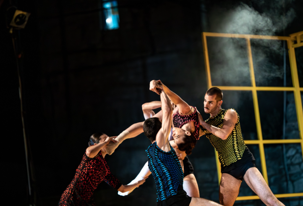 Hvar, Hvar Summer Festival, Hvar Film Festival, kratkometražni film, filmski festival, kulturno ljeto, Jadran, koncerti Hvar, balet Pepeljuga, HNK Ivana pl. Zajca, Slavko Sobin, Ljeto iza nas, The Hvar String Quartet, Jakov Jozinović, francuski film, talijanski film, hrvatski film, Blackout film, Mak film, Funcuti film, filmska projekcija, besplatne projekcije, zvjezdano nebo, Veneranda Hvar, kulturni doživljaj, mediteranska kultura, umjetnost, kazalište, glazba, koncerti, klape, izložbe, video mapping, Matija Fortuna, Goran Bare, Majke, Božo Vrećo, Darko Rundek, Miroslav Tadić, Merima Ključo, Martina Filjak, Monika Leskovar, povijesni spomenici, kulturna scena, turizam Hvar, Hvar kulturni vodič, rujan na Hvaru, kulturni turizam, filmski raj, Hvar događanja, kulturni vikend, mediteranski festival, umjetnički program, festival glazbe, festival plesa, kazališne predstave, lokalni turizam, kulturna ponuda, hrvatski turizam, kulturne atrakcije, kulturna baština, otok Hvar, Hvarski turizam, ljetni festival, kulturni ljetni program, kulturni sadržaji, Hvar 2025, hrvatski festivali, umjetnički festival, glazbeni festival, Hvar pod zvijezdama, kratki film, europski film, nezavisni film, filmska atmosfera, filmska noć, filmska projekcija na otvorenom, kulturni otok, kulturni život Hvara, kulturna manifestacija, mediteranski otok, filmovi pod zvijezdama, kulturna destinacija, Hvar iskustvo, umjetnički događaji, kulturne aktivnosti, otok pod suncem, turizam i kultura, Hvar za turiste, kulturni programi za djecu, Hvar za obitelji, umjetnički ugođaj, rujansko ljeto, otok i film, hrvatska kultura, festivalski program, filmski doživljaj, kulturni itinerar, umjetnički sadržaji, festival pod otvorenim nebom, kulturna avantura, mediteranski festival umjetnosti, Hvar kulturna scena, kulturni bijeg, kulturni vikend Hvar.