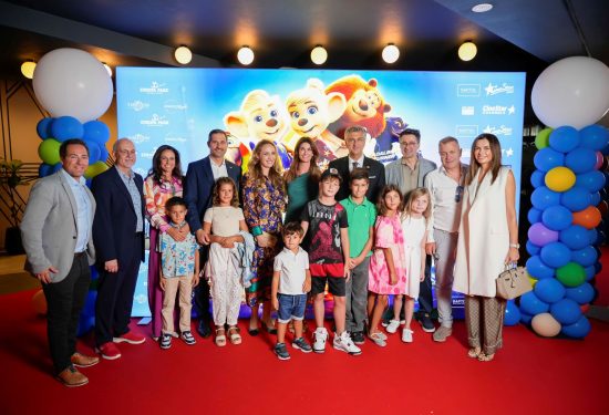 Večer je bila posvećena slavlju mašte, zabave i emocije – ujedno i obilježavanju 50 godina postojanja Europa-Parka, najvećeg i najnagrađivanijeg zabavnog parka na svijetu. Obitelj Mack, koja stoji iza ovog europskog kraljevstva zabave, stigla je u Zagreb i time događaju dala poseban međunarodni pečat. Inspiracija za sam film upravo je i proizašla iz jedinstvenog duha Europa-Parka, mjesta koje godišnje posjeti više od šest milijuna ljudi. Kaptol Boutique Cinema za tu je priliku pretvoren u glamuroznu pozornicu – centralni prostor ukrašavala je stilizirana trkaća staza, dok su kostimirani junaci i tematske animacije unijeli dodatnu dozu bajkovite atmosfere. Najmlađi gosti uživali su u druženju s likovima iz filma, dok su odrasli bili očarani atraktivnim vizualima i energijom cijele večeri. Premijera je okupila i niz uvaženih uzvanika – među kojima su bili predsjednik Vlade Andrej Plenković s obitelji, počasna konzulica Miriam Mack, ministar turizma i sporta Tonči Glavina, brojni strani producenti i filmski djelatnici, ali i domaća kulturna i društvena scena. Na crvenom tepihu pojavili su se poznata lica poput Monike Mihajlović, Ane Radišić, Petra Kurtele, Lucije Lugomer i mnogih drugih. „Velika utrka Europe” publici donosi priču o junacima Edu i Eddi u dirljivoj avanturi punoj akcije, smijeha i emocija, a hrvatsku sinkronizaciju potpisuju neka od najpoznatijih domaćih imena – od Monike Mihajlović i Ivana Glowatzkog, do Jasne Palić Picukarić, Barbare Nole i Frane Ridjana. Poseban detalj za domaću publiku jest i poveznica filma s Hrvatskom – impresivni rollercoaster Voltron – Nevera, nastao u suradnji s tvrtkom Rimac, dodatno povezuje našu zemlju s ovim europskim simbolom zabave. Glazbu za film potpisuje njemački oskarovac Volker Bertelmann, a producent je Michael Mack, dok je CineStar Channels pružio podršku premijeri kao službeni medijski pokrovitelj. Večer u Kaptol Boutique Cinemu još jednom je pokazala da film nije samo projekcija na platnu – već iskustvo koje okuplja, inspirira i budi dijete u svakome od nas. „Velika utrka Europe” to je sinoć potvrdila na najbolji mogući način – pretvorivši Zagreb u grad filmske čarolije.