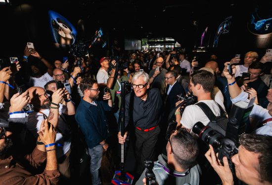 tehnologija, inovacije, dizajn, lifestyle, dom, kućanski uređaji, čišćenje, usisavač, robotski usisavač, higijena, pročišćivač zraka, grijač, ventilator, sušenje kose, fen za kosu, stilizator kose, njega kose, prirodni sastojci, omega ulja, hidratacija kose, Airwrap, Supersonic, Dyson, Berlin, prezentacija, tehnologija za dom, pametna tehnologija, kućni aparati, inteligentni uređaji, mini usisavač, kompaktni uređaji, bežični usisavač, inovativni dizajn, moderan dom, ekološki proizvodi, održivost, digitalna tehnologija, futuristički uređaji, praktičnost, jednostavnost, čišćenje doma, tehnologija i dizajn, kućni gadgeti, lifestyle novosti, tehnološke inovacije, dizajnerski uređaji, estetika doma, kućna udobnost, minimalistički dizajn, pametni dom, napredna tehnologija, digitalni uređaji, ergonomija, stil života, kućni komfor, tehnologija za ljepotu, digitalni fen, stil kose, kozmetički uređaji, njega vlasi, suvremeni dizajn, bežični uređaji, napredni motor, visoka učinkovitost, precizno čišćenje, higijensko pražnjenje, adaptivni uređaji, AI tehnologija, umjetna inteligencija, robotika, tehnologija i udobnost, kompaktni dizajn, tiho čišćenje, digitalna kontrola, praktični uređaji, kućni stil, pametna rješenja, kućna tehnologija, inovativni motori, bežični uređaji za dom, inteligentno čišćenje, kućni lifestyle, kućni aparati za čišćenje, futuristički dom, ekološka tehnologija, napredni sustavi, kompaktni pročišćivači, inovacije u kosi, uređaji za njegu, digitalna kontrola kose, inteligentna njega, učinkovita tehnologija, moderni gadgeti, praktična rješenja, kućni trendovi, kućna estetika, pametni uređaji za dom, tehnologija i higijena, inovativni sustavi čišćenja, digitalni stil, kućni asistent, lifestyle tehnologija, futuristički kućni uređaji, kompaktni ventilatori, tehnologija i udobnost doma