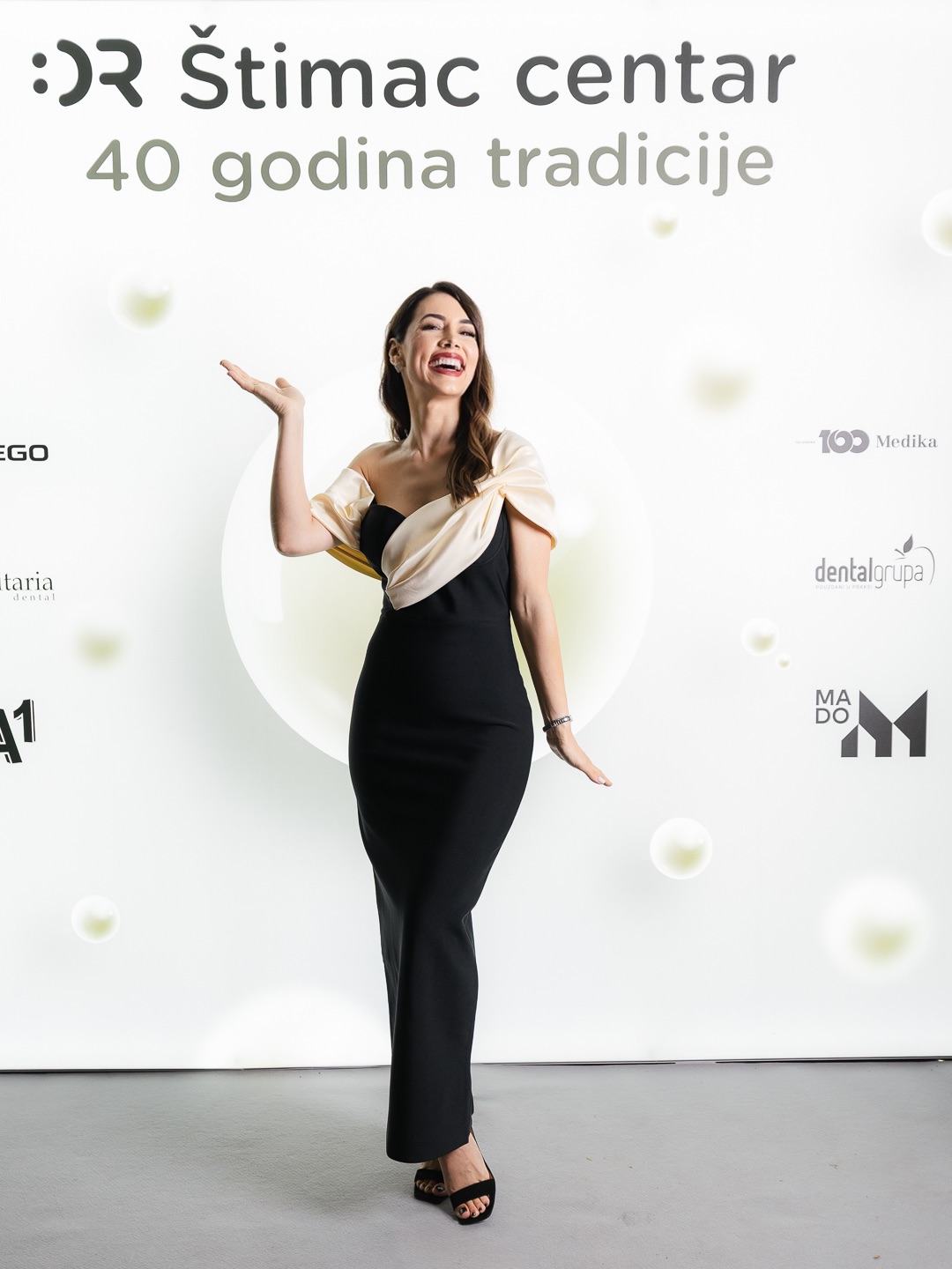 UZ POZNATA LICA I BISERNE OSMIJEHE, ŠTIMAC DENTAL CENTAR PROSLAVIO 40 GODINA IZVRSNOSTI NA PRVOM GALA DOGAĐAJU NAKON LJETA