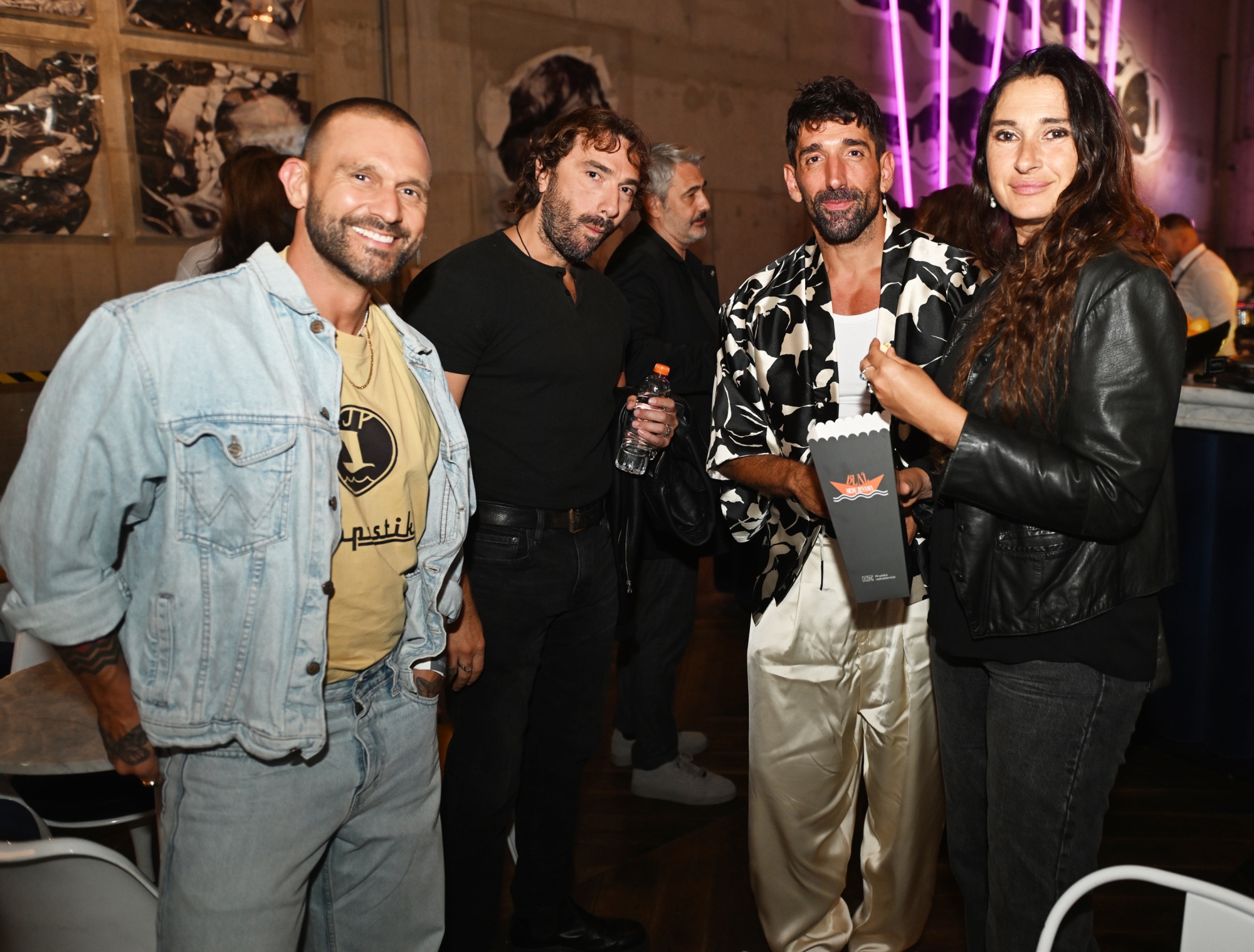 Objavljene su nominacije za Adriatic Film Awards (AFA) 2025. Filmska i TV akademija Jadranske regije, koju su ove godine osnovali članovi Mreže festivala Jadranske regije: Sarajevo Film Festival, Festival autorskog filma Beograd i Zagreb Film Festival, odlučuje o nominacijama te dobitnicima nagrada Adriatic Film Awards (AFA). Nagrade odaju priznanje najznačajnijim filmskim ostvarenjima i TV serijama iz regije. Adriatic Film Awards nadovezuju se na tradiciju nagrade „Srce Sarajeva za TV serije", proširujući je novim konceptom koji uključuje filmska ostvarenja. Tako se uspostavlja jedinstvena regionalna platforma posvećena promoviranju i afirmaciji istaknutih filmskih i televizijskih ostvarenja te njihovih autora/ica. Na natječaj su se mogli prijaviti producenti i nositelji prava igranih i dokumentarnih filmova te TV serija iz Bosne i Hercegovine, Crne Gore, Hrvatske, Kosova*, Sjeverne Makedonije, Slovenije i Srbije. O nominacijama je odlučio strukovni žiri filmskih i televizijskih profesionalaca putem elektroničkoga glasanja. Taj isti žiri će novim glasanjem odabrati i dobitnike nagrada Adriatic Film Awards, koji će biti proglašeni na svečanoj ceremoniji 25. listopada 2025. u Porto Montenegru u Tivtu, glavnom partneru događaja. U strukovnom žiriju je 560 članova iz različitih zemalja i profesija filmske industrije. AFA nagrade 2025. za filmove i TV serije dodjeljuju se u 10 kategorija. * Ovaj naziv, bez prejudiciranja statusa Kosova, u skladu je s Rezolucijom 1244 i mišljenjem MSP-a o deklaraciji o neovisnosti Kosova. Nominirani za AFA nagrade 2025: I. NAJBOLJI FILM 78 DANA (Srbija, Bosna i Hercegovina) BLUM – GOSPODARI SVOJE BUDUĆNOSTI (Bosna i Hercegovina) FIUME O MORTE! (Hrvatska, Italija, Slovenija) KAJ TI JE DEKLICA (Slovenija, Italija, Hrvatska, Srbija) RADNIČKA KLASA IDE U PAKAO (Srbija, Hrvatska, Grčka, Bugarska, Crna Gora, Rumunjska) II. NAJBOLJA GLAVNA GLUMICA Lana Barić - ŠLAGER Diana Kolenc - OPAZOVANJE Tamara Krcunović - RADNIČKA KLASA IDE U PAKAO Dina Mušanović - GYM Jara Sofija Ostan - KAJ TI JE DEKLICA III. NAJBOLJI GLAVNI GLUMAC Pavle Čemerikić - 78 DANA Filip Đurić - ZA DANAS TOLIKO Leon Lučev - RADNIČKA KLASA IDE U PAKAO Krešimir Mikić - ČAO BELA Bernard Tomić - PROSLAVA IV. ZVIJEZDA U USPONU Lidija Kordić - RADNIČKA KLASA IDE U PAKAO Domagoj Nižić - DRAŽEN Jara Sofija Ostan - KAJ TI JE DEKLICA Lazar Tasić - SABLJA Viktorija Vasiljević – 78 DANA V. NAJBOLJA REŽIJA Igor Bezinović - FIUME O MORTE! Urška Djukić - KAJ TI JE DEKLICA Mladen Đorđević - RADNIČKA KLASA IDE U PAKAO Emilija Gašić - 78 DANA Jasmila Žbanić - BLUM – GOSPODARI SVOJE BUDUĆNOSTI VI. NAJBOLJI SCENARIJ Igor Bezinović - FIUME O MORTE! Urška Djukić, Maria Bohr - KAJ TI JE DEKLICA Mladen Đorđević - RADNIČKA KLASA IDE U PAKAO Emilija Gašić - 78 DANA Silvestar Kolbas - NAŠA DJECA VII. NAJBOLJI DEBITANTSKI FILM Bruno Anković - PROSLAVA Čejen Černić Čanak - ZEČJI NASIP Urška Djukić - KAJ TI JE DEKLICA Emilija Gašić - 78 DANA TV SERIJE VIII. NAJBOLJA TV SERIJA BIJELI PUT (Hrvatska) DNEVNIK VELIKOG PERICE (Hrvatska) NOBELOVAC (Srbija) SABLJA (Srbija, Bugarska) SRAM (Hrvatska) IX. NAJBOLJA GLAVNA GLUMICA U TV SERIJI Selma Alispahić - NOBELOVAC Iva Babić - DNEVNIK VELIKOG PERICE Milica Gojković - SABLJA Gita Haydar - SRAM Nina Violić - BIJELI PUT X. NAJBOLJI GLAVNI GLUMAC U TV SERIJI Živko Anočić - DNEVNIK VELIKOG PERICE Franjo Dijak - BIJELI PUT Gordan Kičić - MAMA I TATA SE IGRAJU RATA 3 Dragan Mićanović - SABLJA Tihomir Stanić - NOBELOVAC