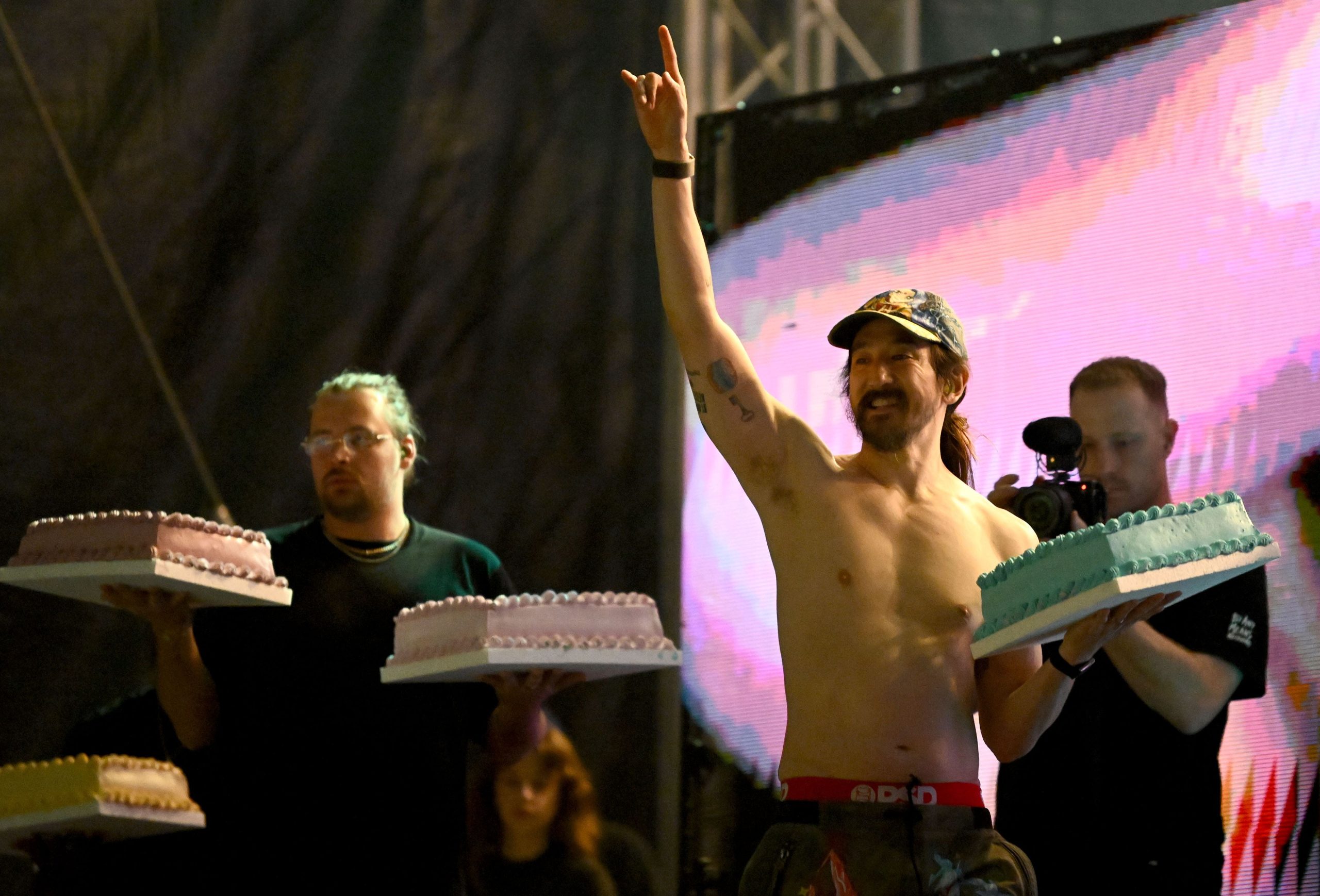 Vatreno otvaranje Fair Festa Na prvom nastupu u Zagrebu Steve Aoki fanovima servirao tortu u lice i poručio „Hrvatska, volim te“