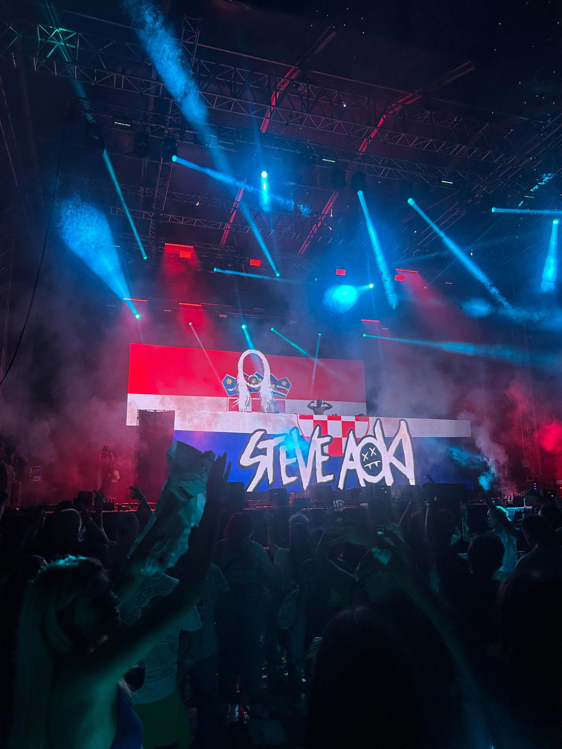 Vatreno otvaranje Fair Festa Na prvom nastupu u Zagrebu Steve Aoki fanovima servirao tortu u lice i poručio „Hrvatska, volim te“