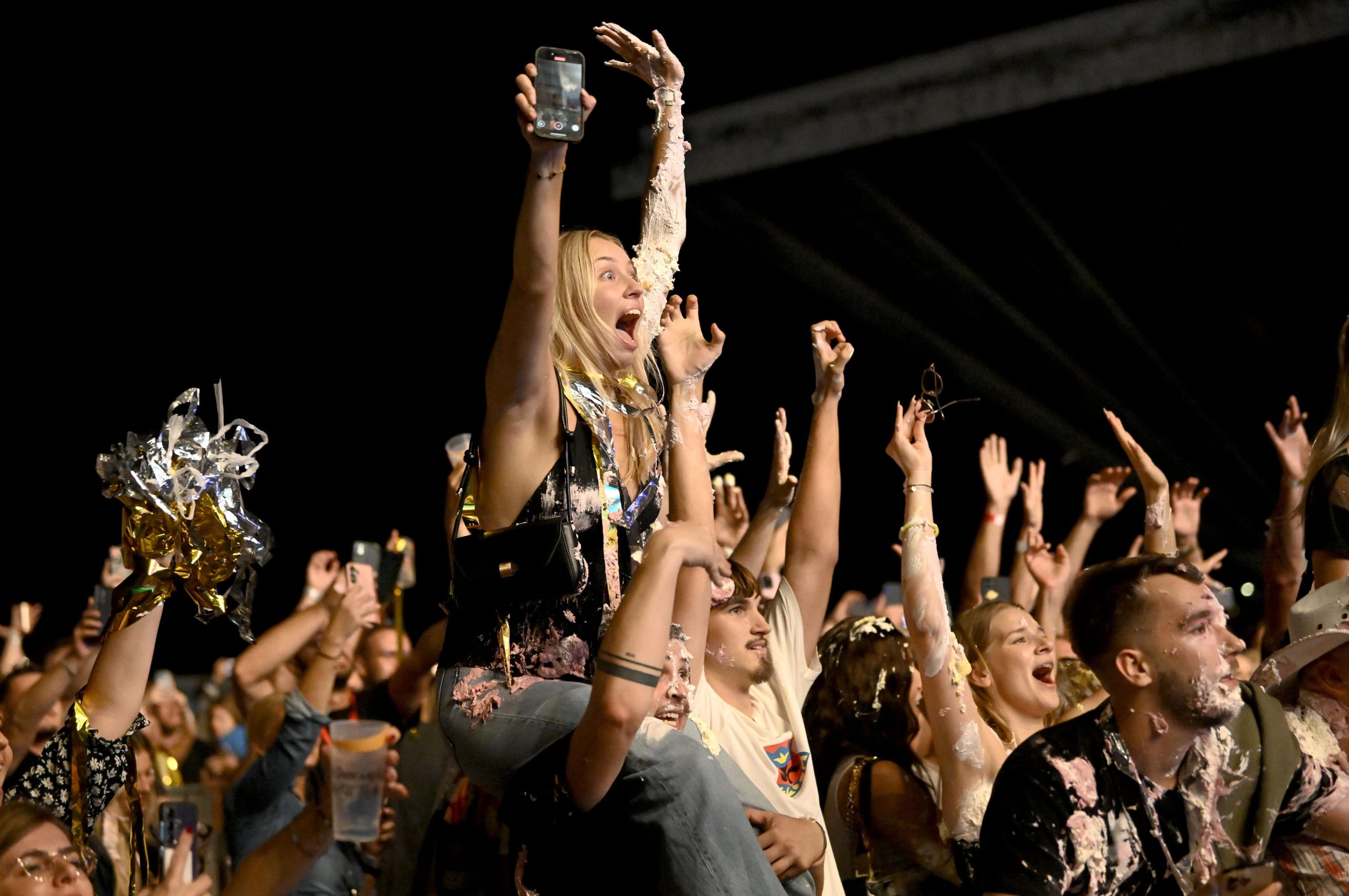 Vatreno otvaranje Fair Festa Na prvom nastupu u Zagrebu Steve Aoki fanovima servirao tortu u lice i poručio „Hrvatska, volim te“