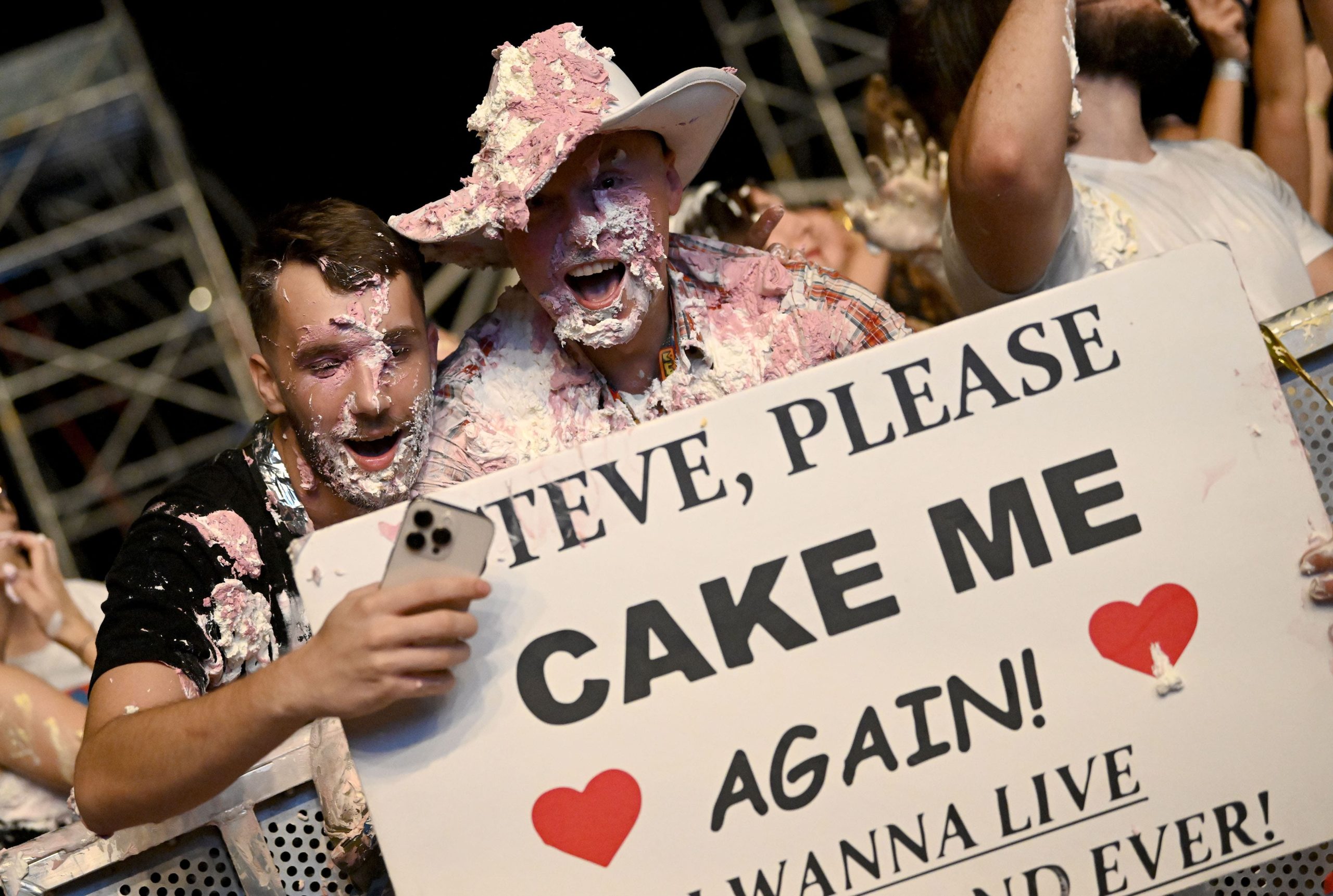 Vatreno otvaranje Fair Festa Na prvom nastupu u Zagrebu Steve Aoki fanovima servirao tortu u lice i poručio „Hrvatska, volim te“