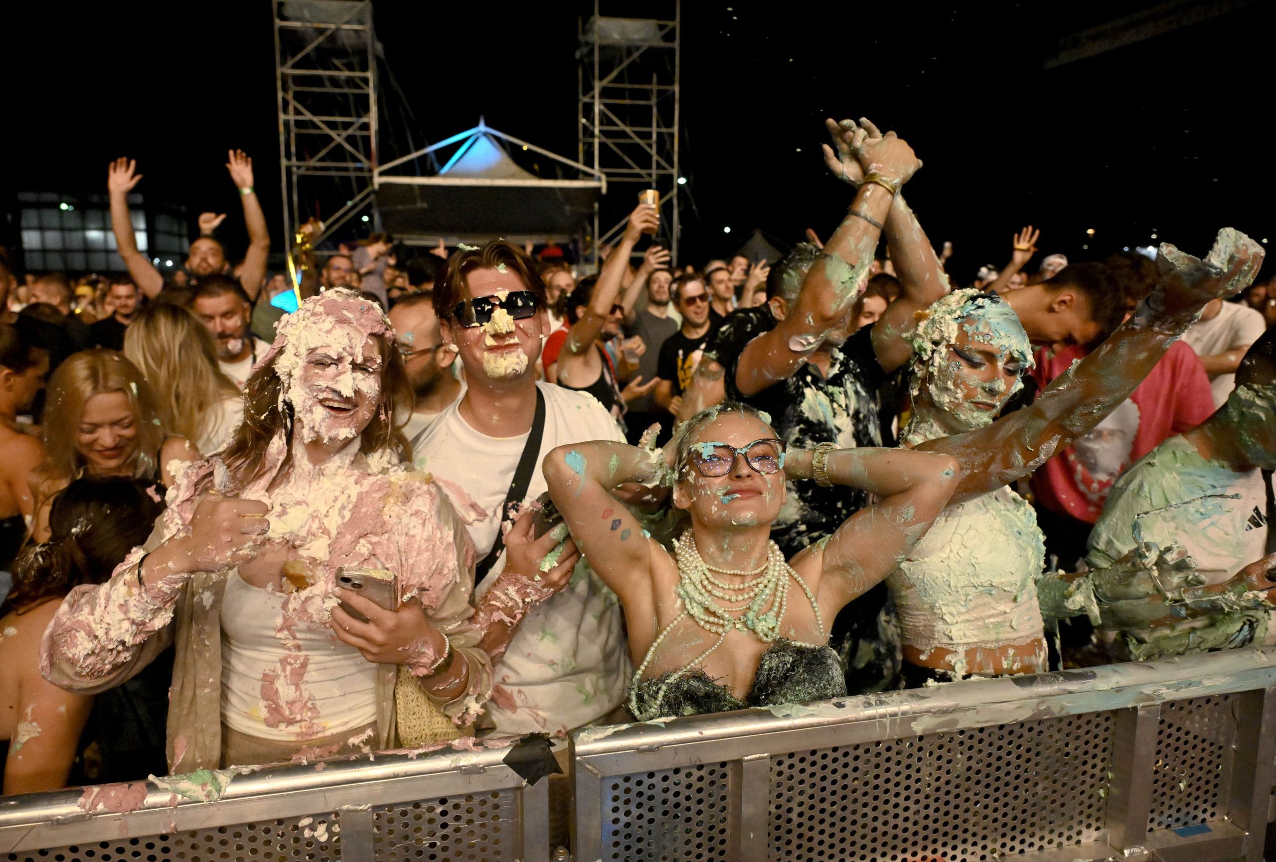 Vatreno otvaranje Fair Festa Na prvom nastupu u Zagrebu Steve Aoki fanovima servirao tortu u lice i poručio „Hrvatska, volim te“