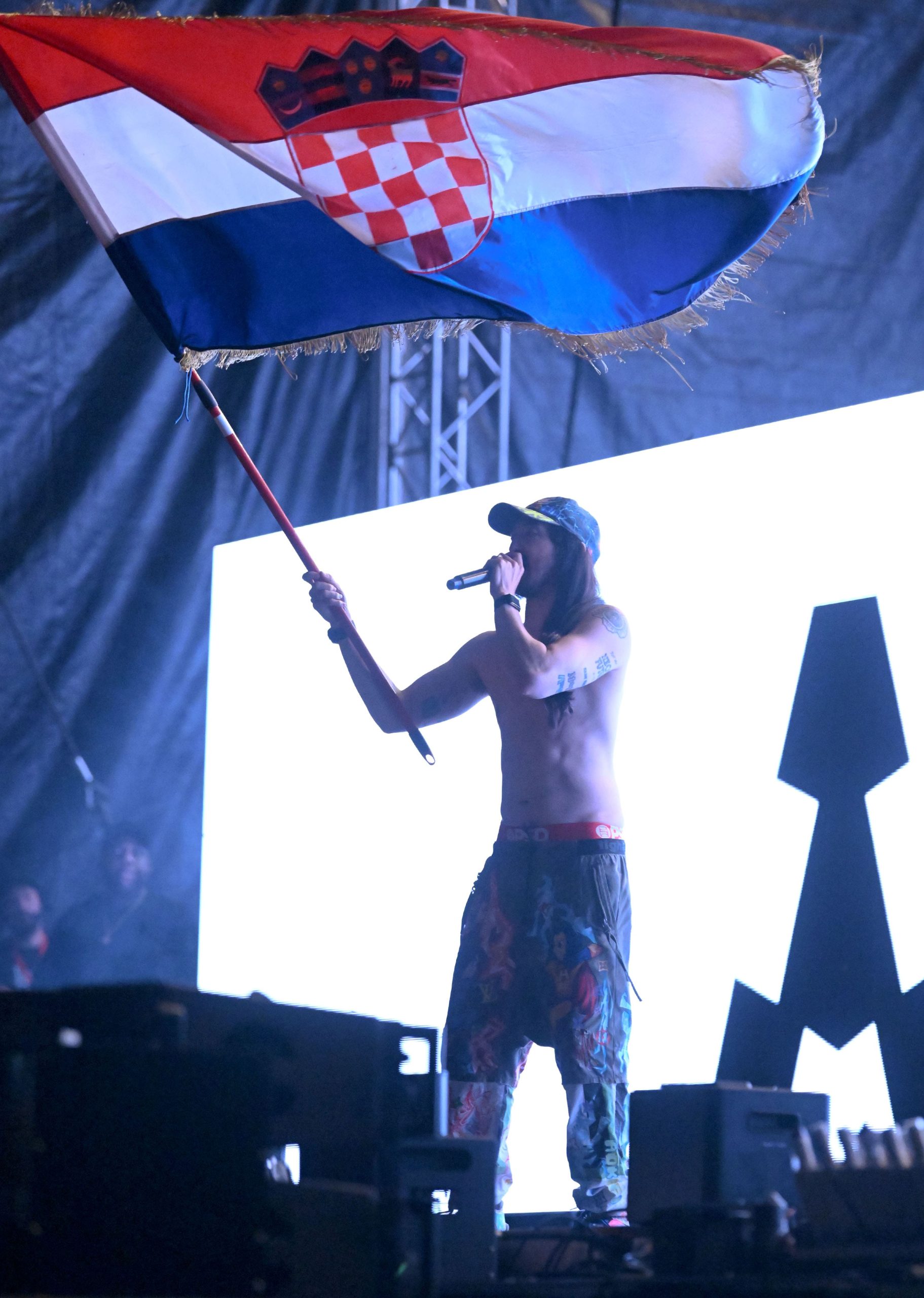Vatreno otvaranje Fair Festa Na prvom nastupu u Zagrebu Steve Aoki fanovima servirao tortu u lice i poručio „Hrvatska, volim te“