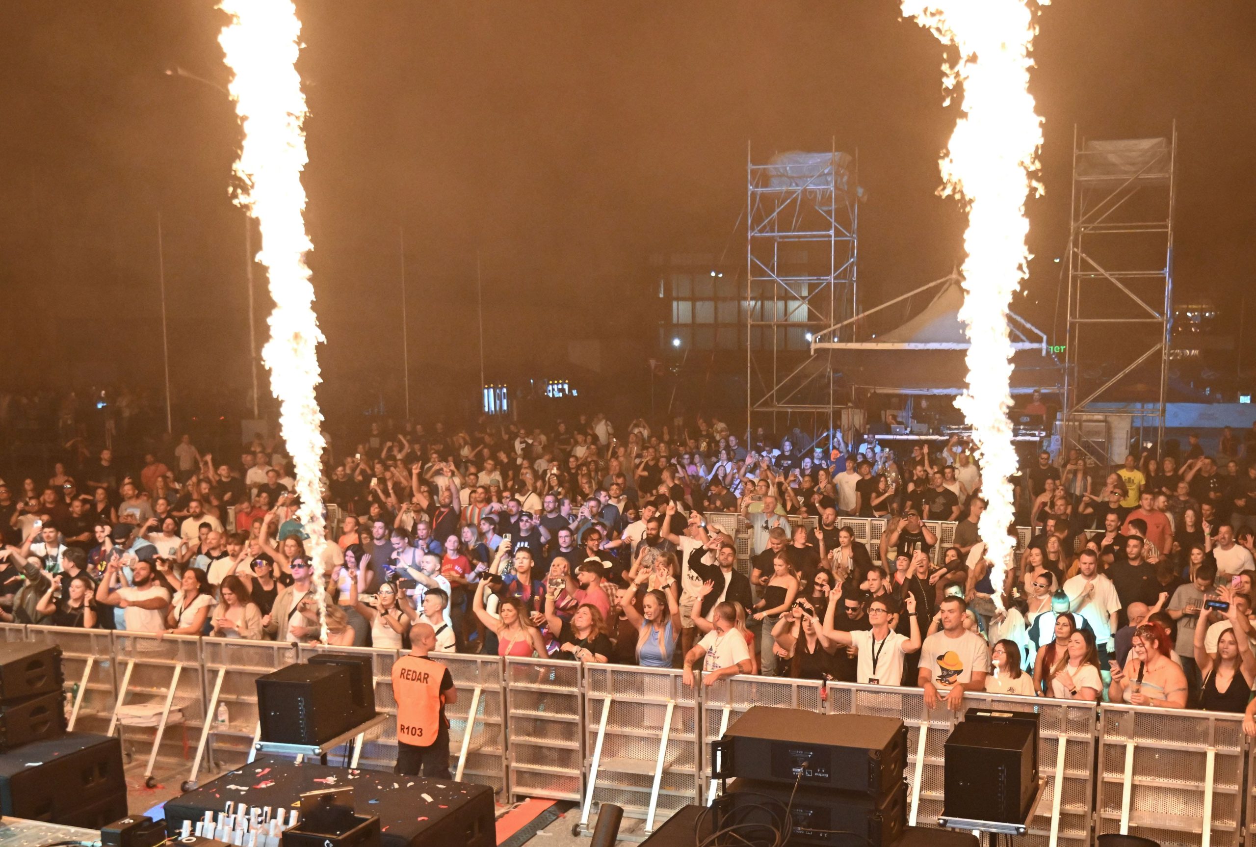 Vatreno otvaranje Fair Festa Na prvom nastupu u Zagrebu Steve Aoki fanovima servirao tortu u lice i poručio „Hrvatska, volim te“