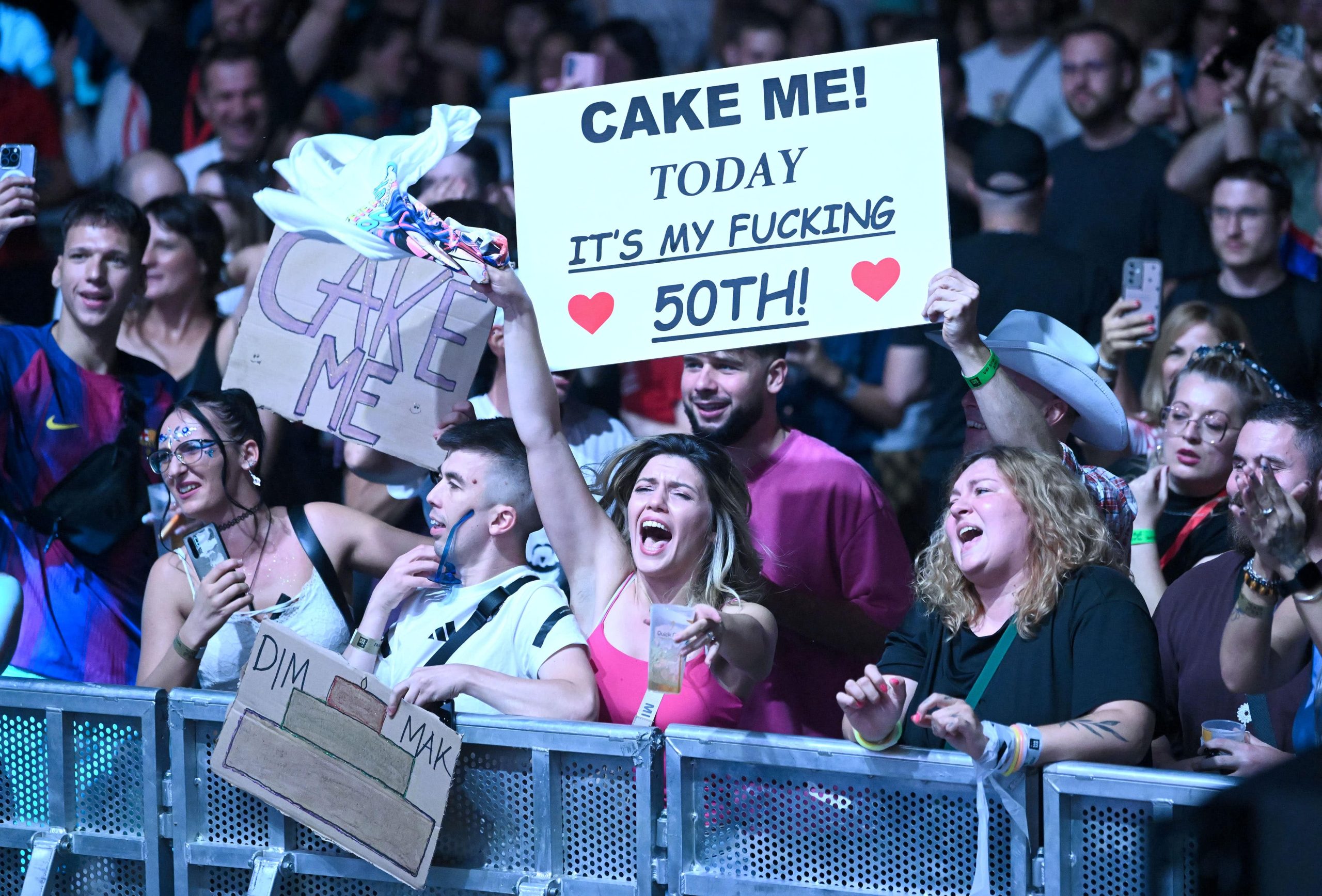 Vatreno otvaranje Fair Festa Na prvom nastupu u Zagrebu Steve Aoki fanovima servirao tortu u lice i poručio „Hrvatska, volim te“