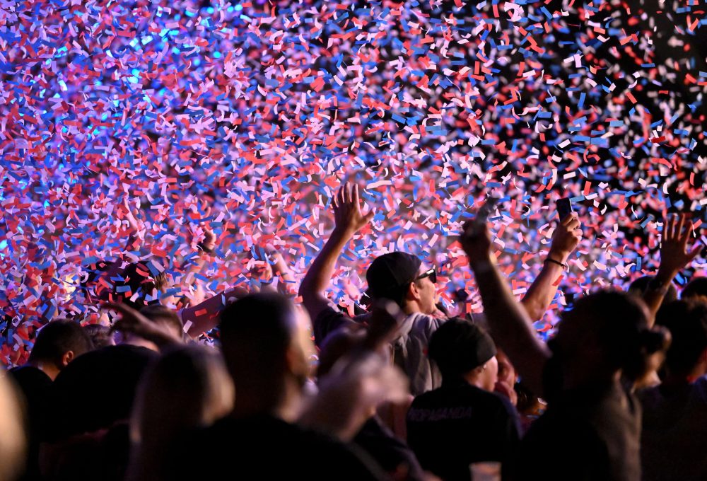 Vatreno otvaranje Fair Festa Na prvom nastupu u Zagrebu Steve Aoki fanovima servirao tortu u lice i poručio „Hrvatska, volim te“