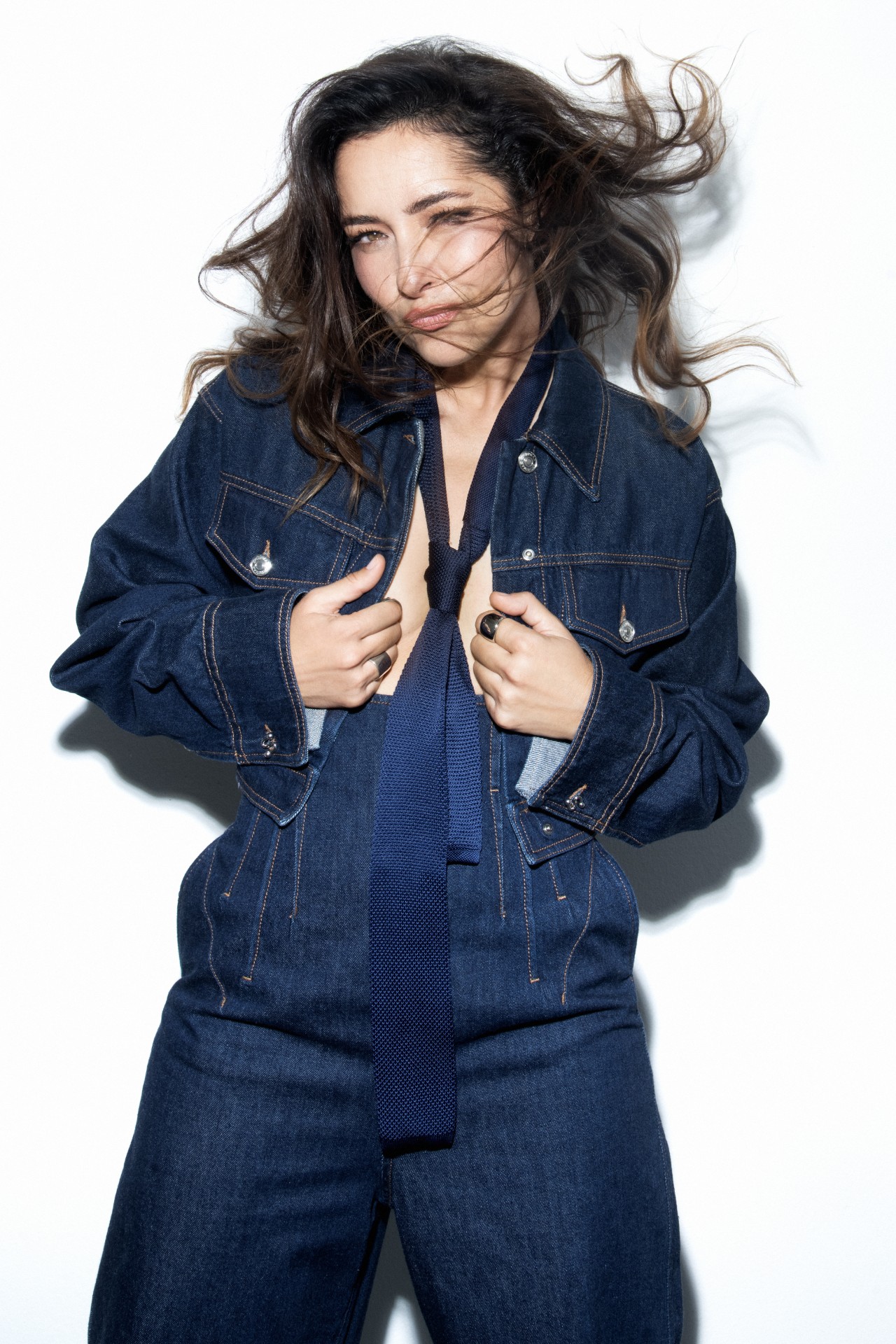 glumica intervju, nagrada orlando, nagrada hrvatskog glumišta, nagrada vladimir nazor, zlatna arena dražen, film dražen biserka petrović, predstava ekvinocijo, dubrovačke ljetne igre ekvinocijo, hrvatske glumice nagrade, najbolja hrvatska glumica, suvremeno hrvatsko kazalište, hrvatski film nagrade, jasmila žbanić film na putu, shooting star europe, nominacija europski oscar, olivier award hrvatska glumica, intervju poznata glumica, žene u kazalištu, jake ženske uloge, glumice nagrađene u hrvatskoj, inspirativna životna priča glumice, intervju lifestyle hrvatska, karijera hrvatske glumice, nagrađivana hrvatska glumica, brač otok mir, život na braču, glumica i priroda, masline na braču, vrtlarenje poznatih, poznati i biljke, priroda i inspiracija glumaca, hrvatska kazališna scena, hrvatska filmska scena, nagrade u kazalištu i filmu, kreativnost i djetinjstvo, biti dijete u odraslom životu, žene borci u umjetnosti, inspiracija iz obitelji, intervju s poznatom glumicom, kako glumci pronalaze sebe, put do samopouzdanja glumaca, glumica i uspjeh, što je uspjeh u životu, intervju dražen film, biserka petrović film, poznate uloge hrvatskih glumica, ekvinocijo dubrovnik, hrvatska klasika u kazalištu, aktualnost ekvinocija, teme ekvinocija predstava, mladi odlaze trbuhom za kruhom, žene u patrijarhatu, položaj žena u kazalištu, glumica protiv nejednakosti, život između zagreba i brača, balans karijere i privatnog života, priroda kao terapija, biljke i mentalno zdravlje, meditacija kroz prirodu, vrt kao utočište, maslinici na dalmatinskim otocima, hrvatska glumačka scena 2025, intervju s nagrađivanom glumicom, kako nastaju velike uloge, izazovi glumačkog posla, kreativnost u glumi, životne lekcije poznatih glumaca, ostati dijete u umjetnosti, inspirativni intervjui poznatih, karijera hrvatskih umjetnika, nagrade i priznanja hrvatskih glumaca, brač kao inspiracija, dubrovnik kazalište, hrvatska kultura i umjetnost, žene u hrvatskom filmu, snažne žene u umjetnosti, introspektiva glumice, citati poznatih glumica, životne vrijednosti glumaca, što znači biti glumac, posao ili strast glumca, prekretnice u karijeri glumaca, hrvatska kazališna nagrada orlando, intervju o životu i karijeri, umjetnost i svakodnevni život, balans između posla i života, što znači uspjeh za glumca, glumci i privatni život, introspektiva poznatih ljudi, kreativnost i životni stil, inspiracija kroz uloge, dubrovačke ljetne igre predstave, hrvatske glumice u inozemstvu, hrvatska u svjetskom kazalištu, hrvatske glumice u londonskom teatru, Olivier nagrada hrvatska, kako graditi samopouzdanje u karijeri, vrijednosti u životu i umjetnosti